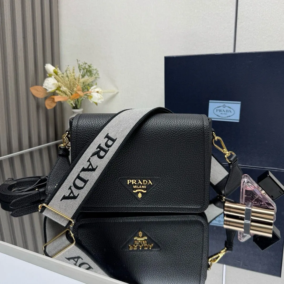PRADA 牛皮 字母 Logo 雙肩背包 輕便实用款