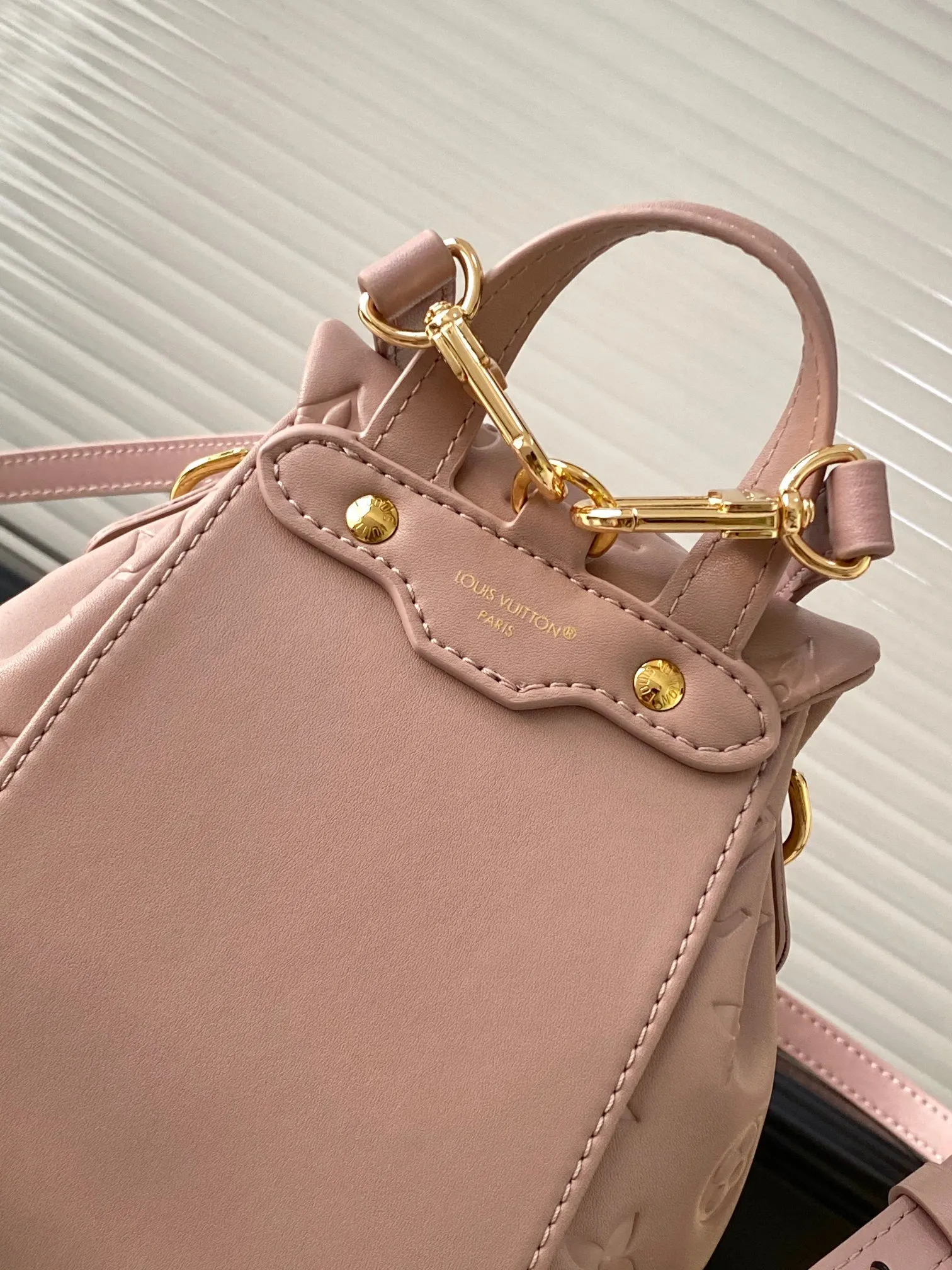LV 黑色 粉色 牛皮 雙肩包 实用雙肩款