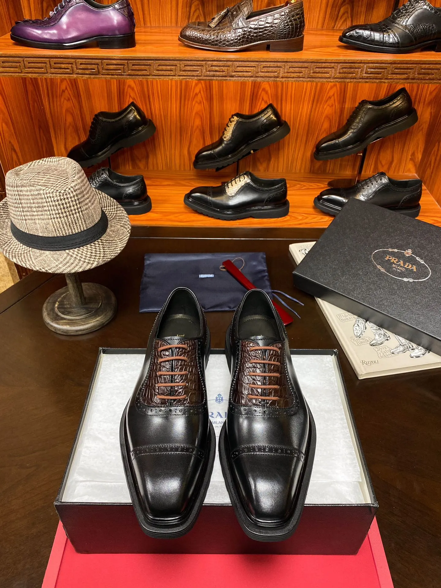 PRADA 鳄鱼皮 牛皮 休閒鞋 舒適百搭款