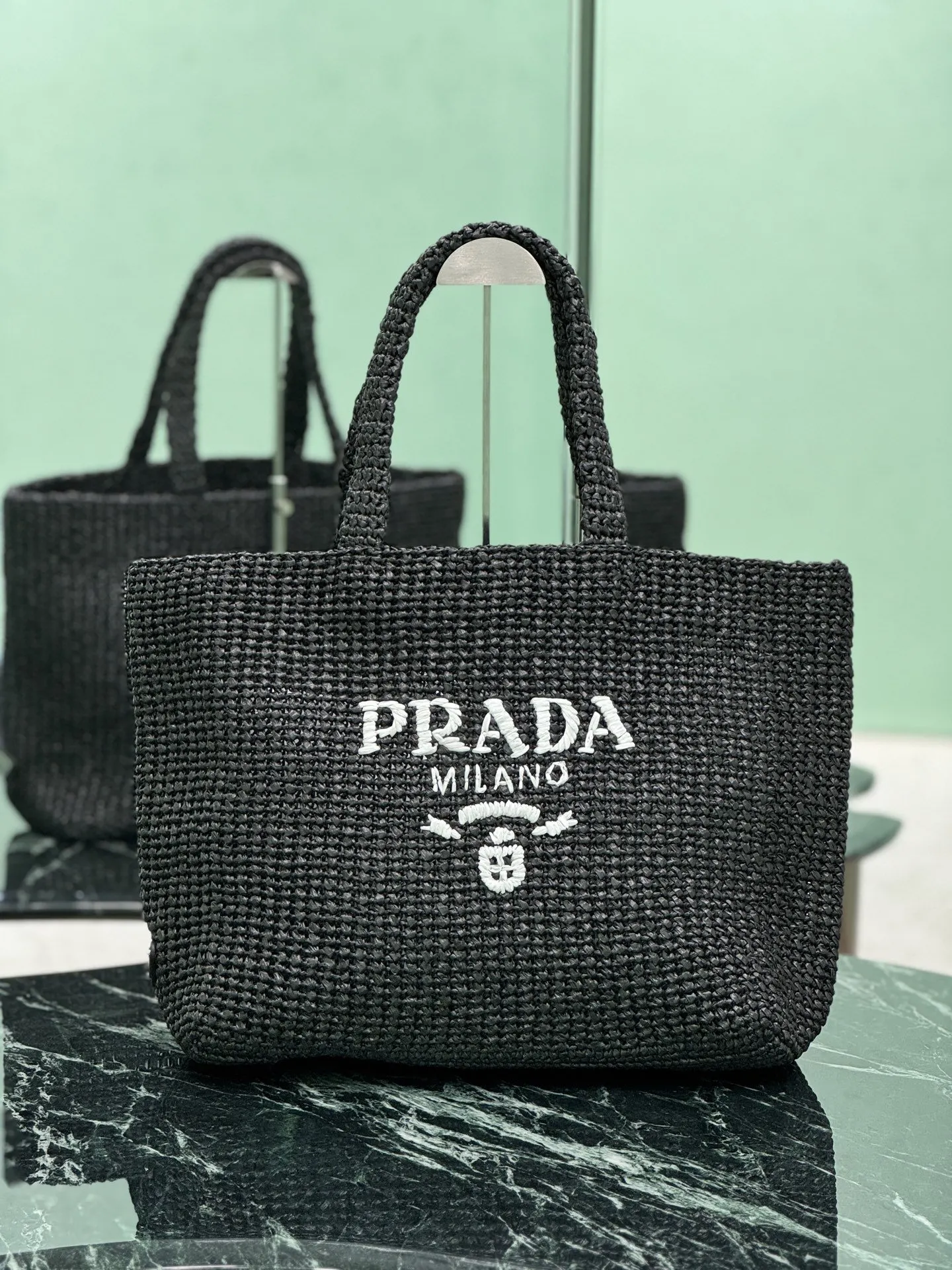 Prada 正面标志性的刻字徽标刺繡巧妙点缀廓形 托特包 大容量托特款