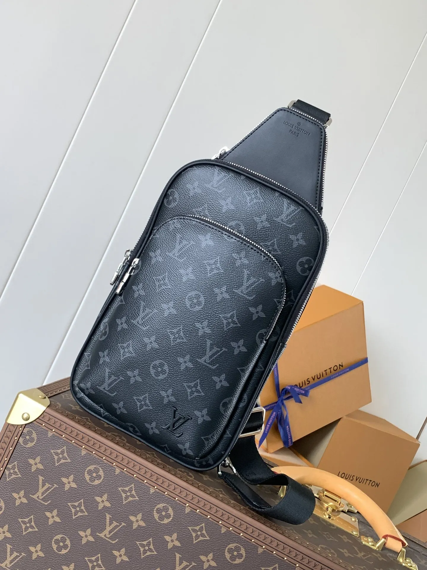 LV 牛皮 可调节锦纶肩带可通过 形环固定于左右两侧 帆布肩 單肩包 日常單肩背款
