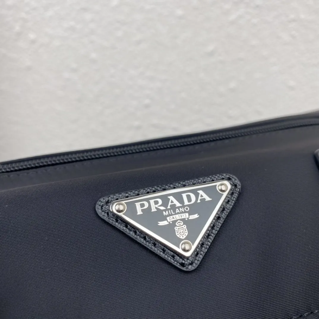 Prada 尼龍 斜背包 輕便斜挎款