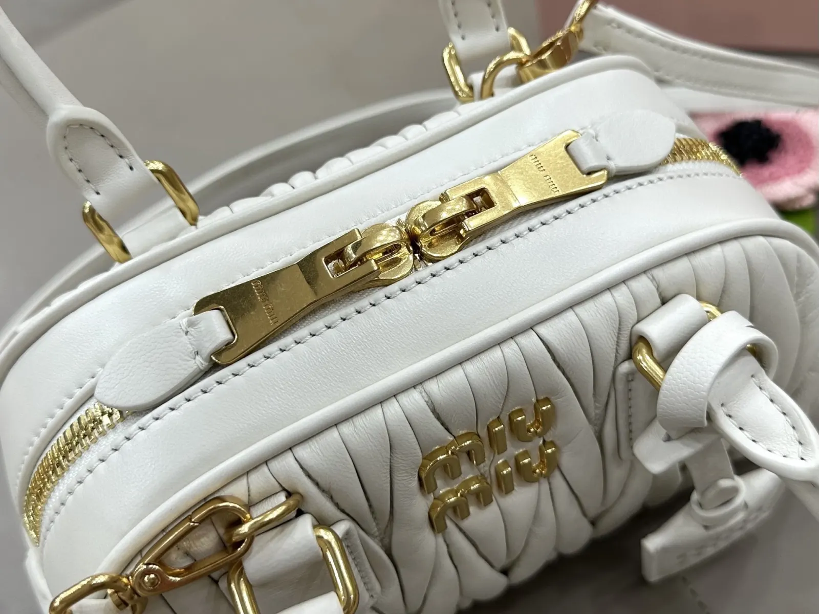 Miu 白色 金色 羊皮 斜挎包 轻便斜挎款
