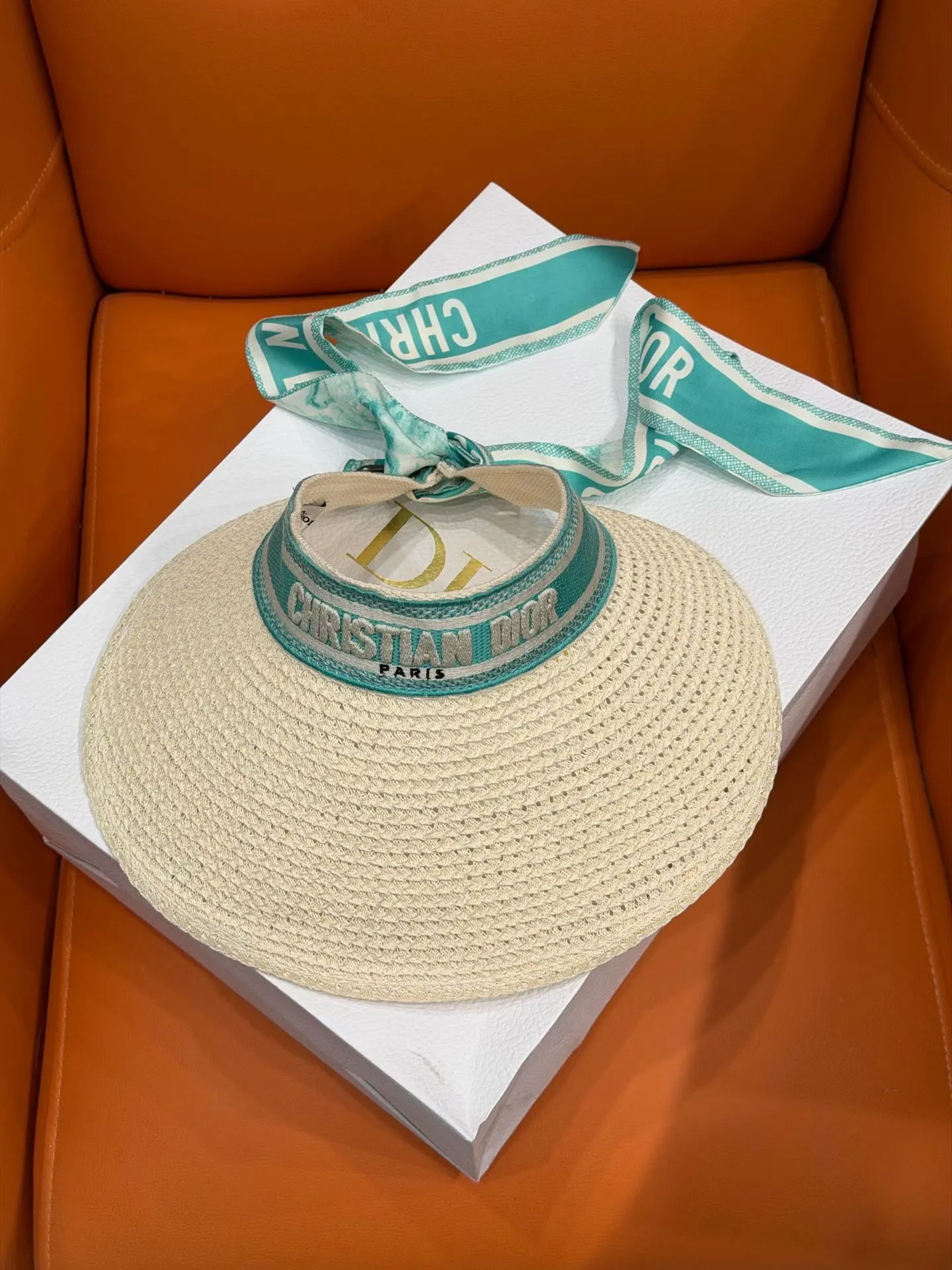 Dior beige hat, exquisite accessories