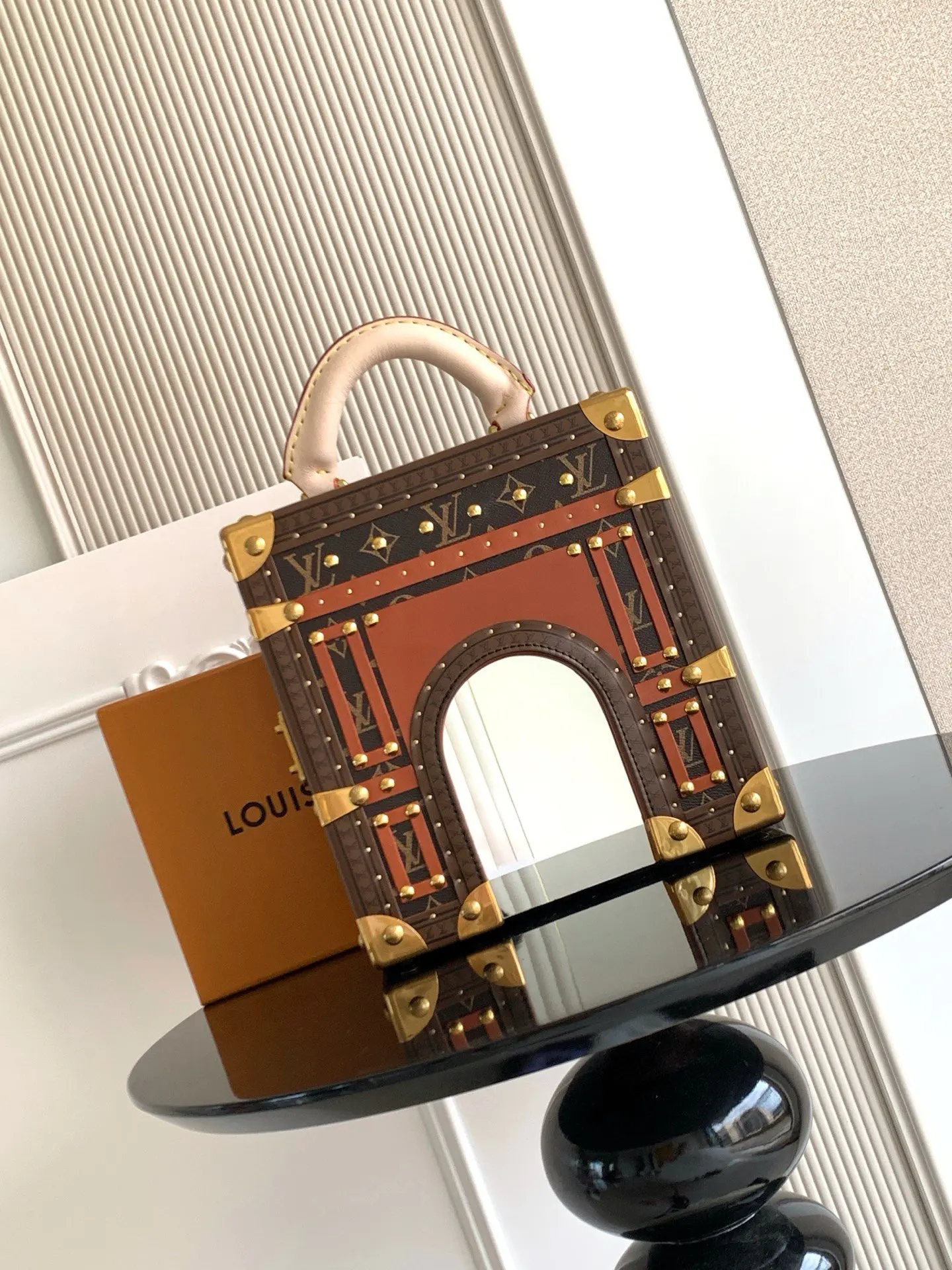LV 动态 通过微缩手法再现知名建筑 化妝包 便携收納款