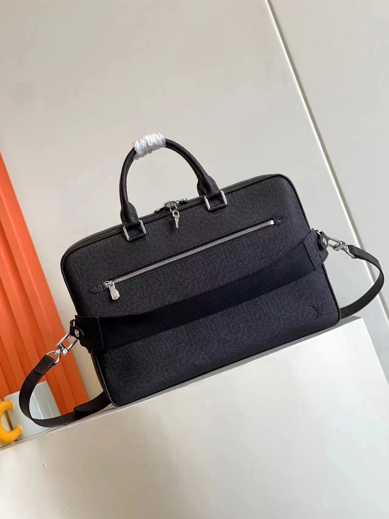 皮革 拉链外袋可以快速取到必需品 如旅行票证 文件 钥匙等 公文包 商務通勤款