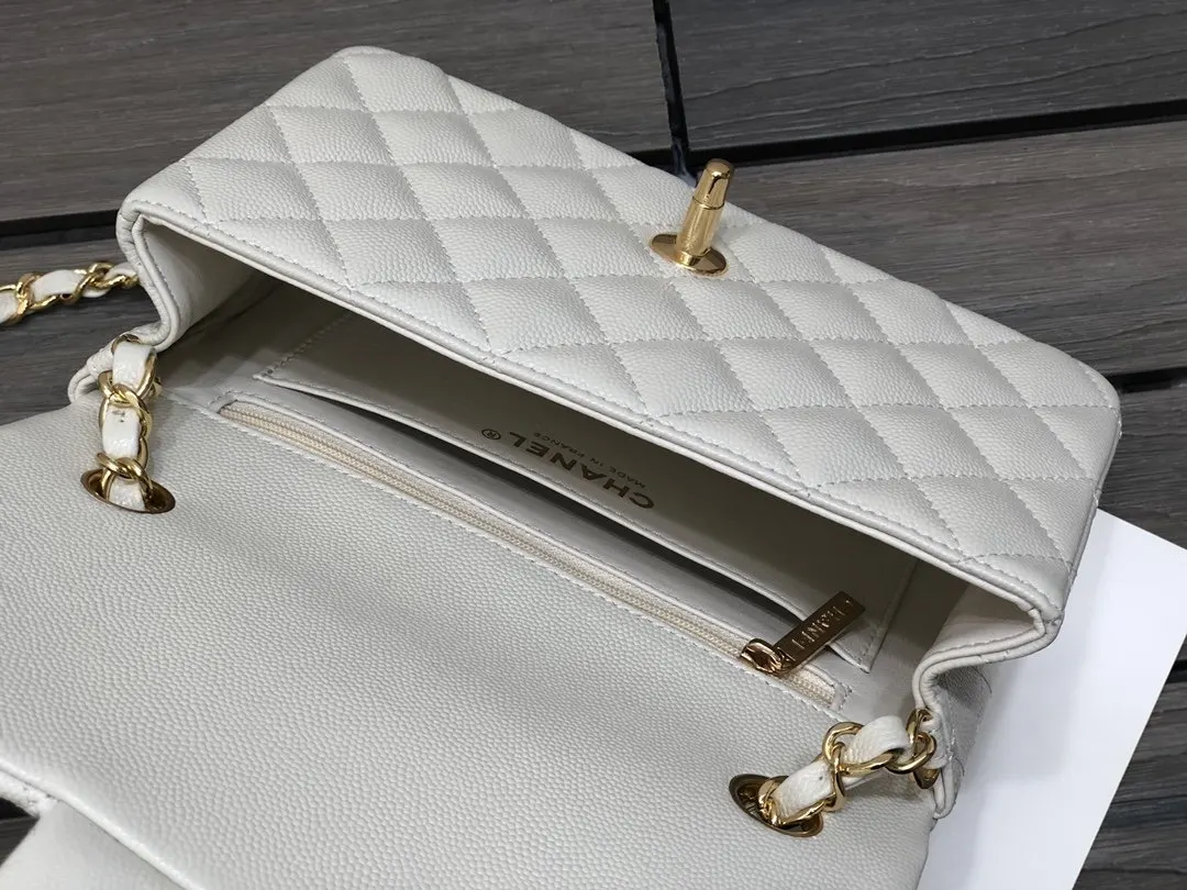 Crossbody Bag Lightweight Classic Leather Image 9 Crossbody Bag Lightweight Classic Leather Image 9