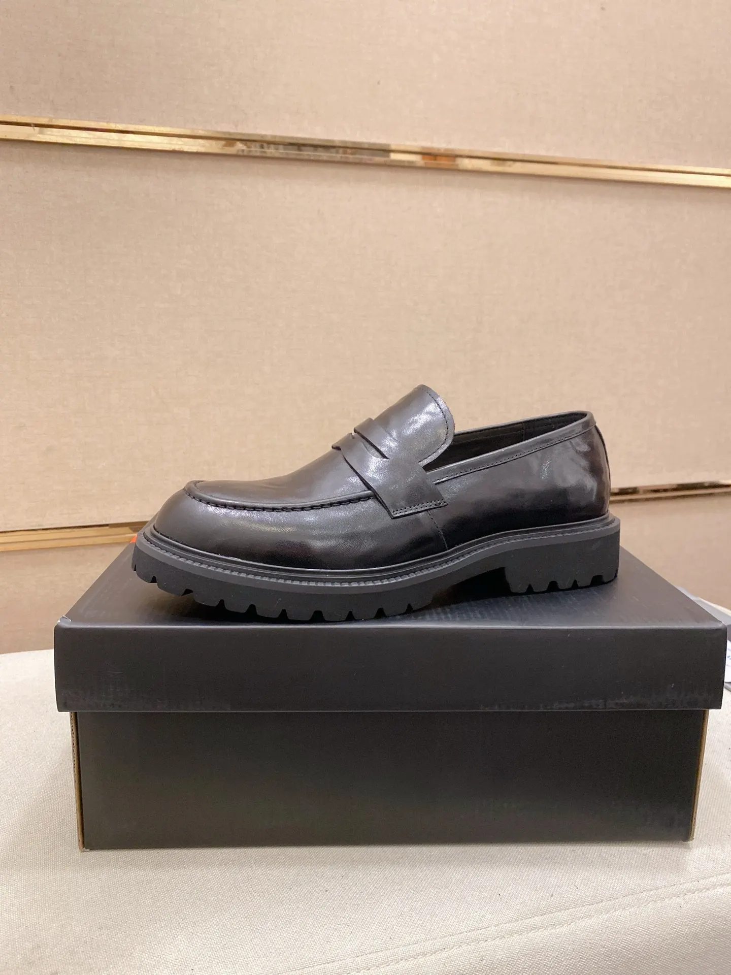PRADA 牛皮 休閒鞋 舒適百搭款