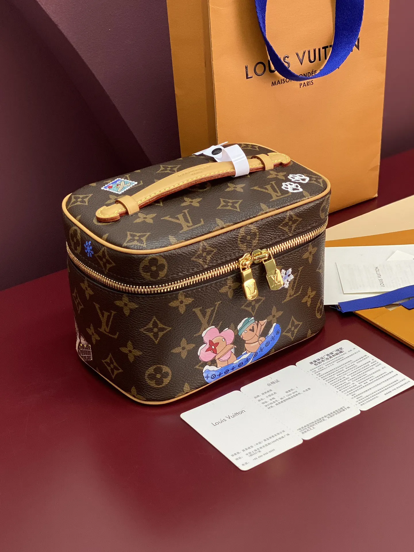 帆布 灵动印花描绘品牌吉祥物 Vivienne 的冬季假日 化妝包 便携收納款