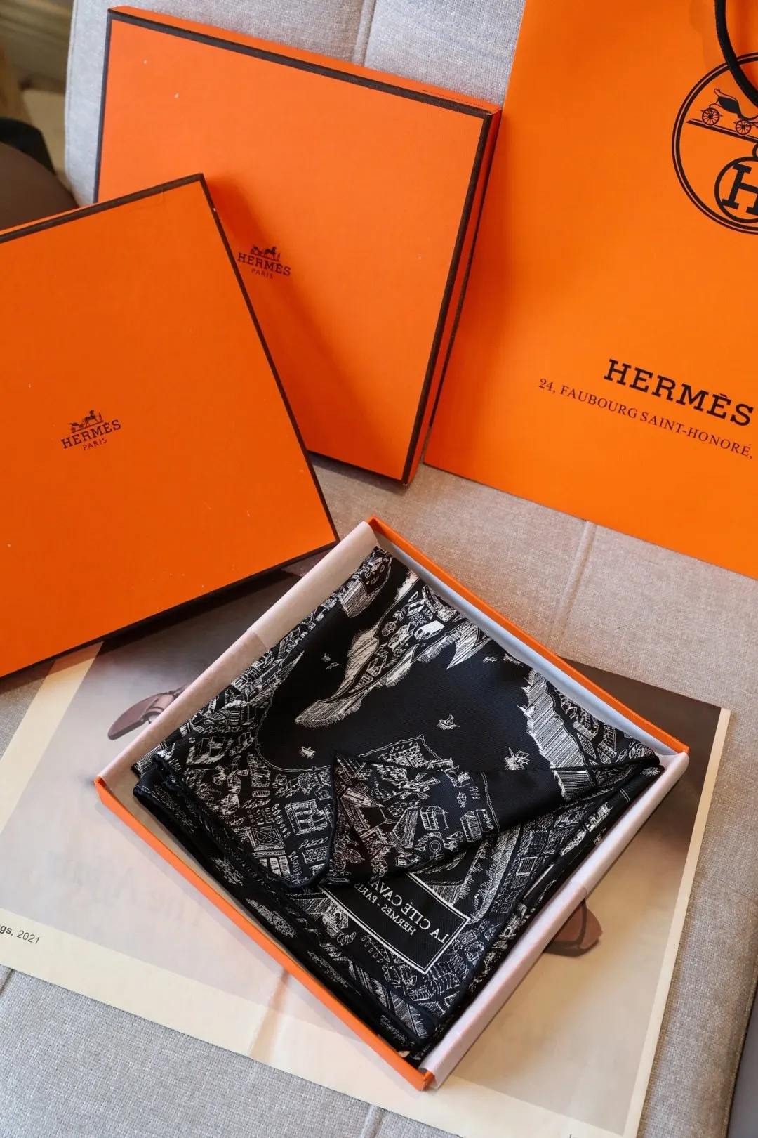 Hermes 粉色 丝巾 精致配飾款