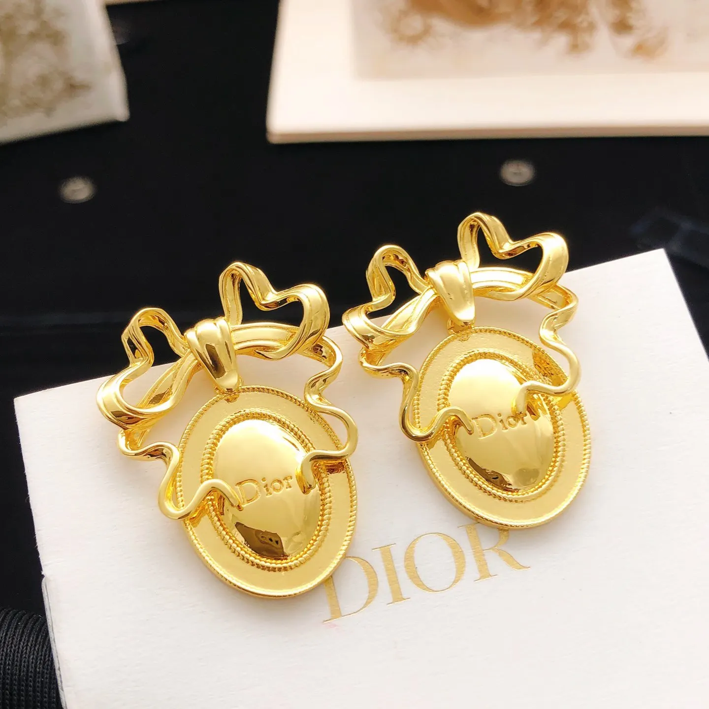 Dior 蝴蝶 圆形 耳钉 小巧点缀款