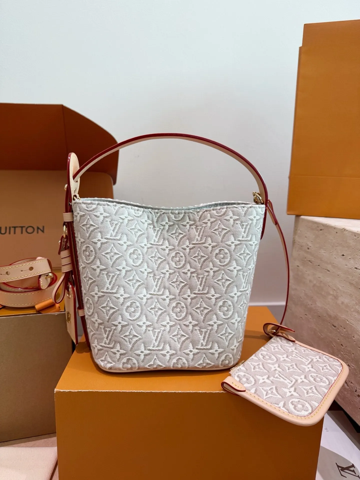 LV 牛皮 浅色帆布轻微防水 日常通勤或休闲都很适合 斜挎包 轻便斜挎款