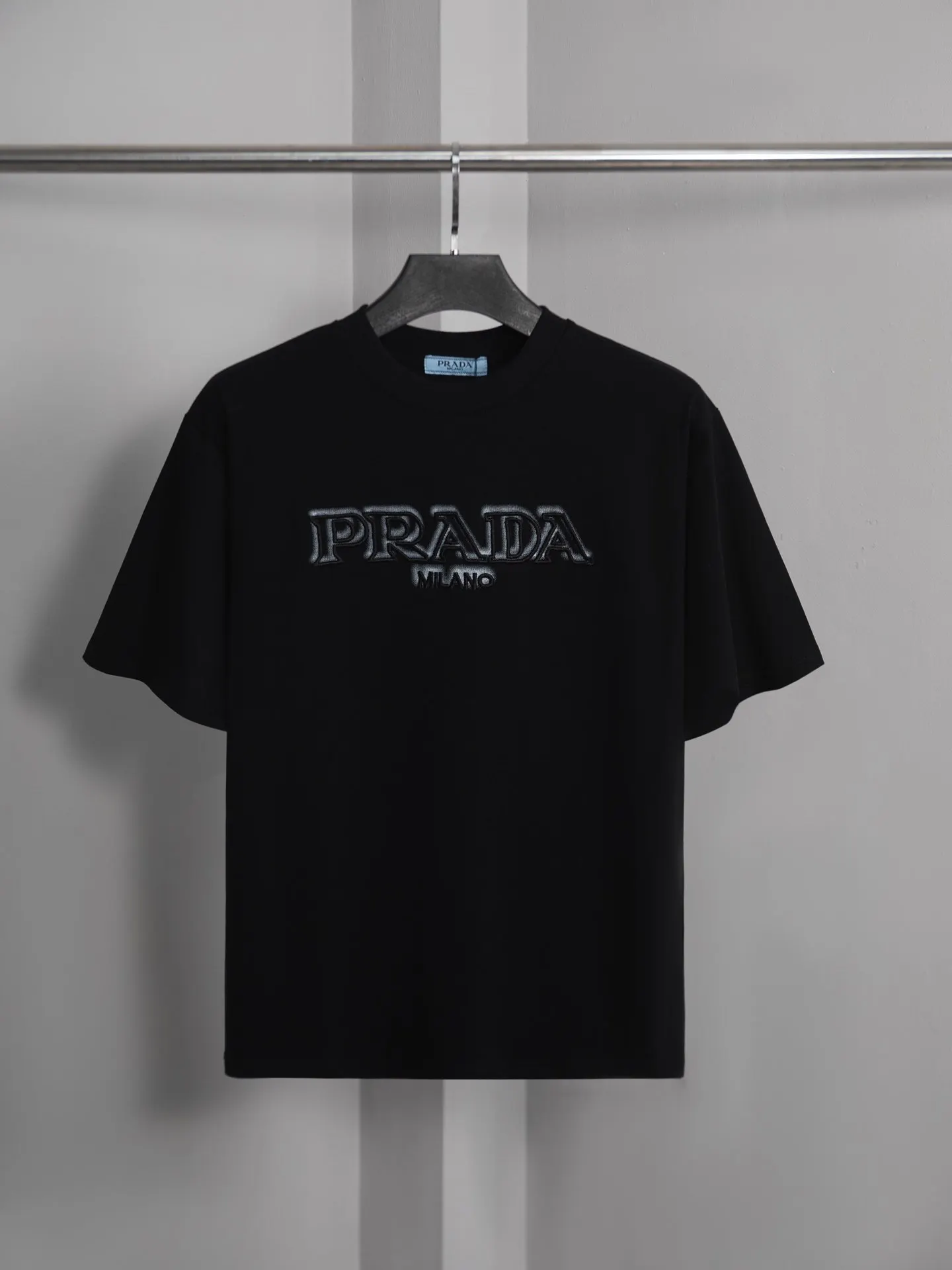 PRADA PJ0200 云雾立体字母刺繡 短袖T恤 高克重休閒款