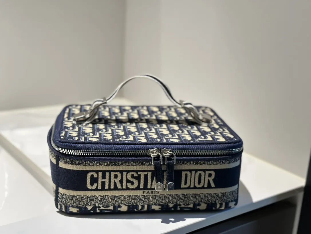 盒 D家 最新刺繡化 化妝包 便携收納款