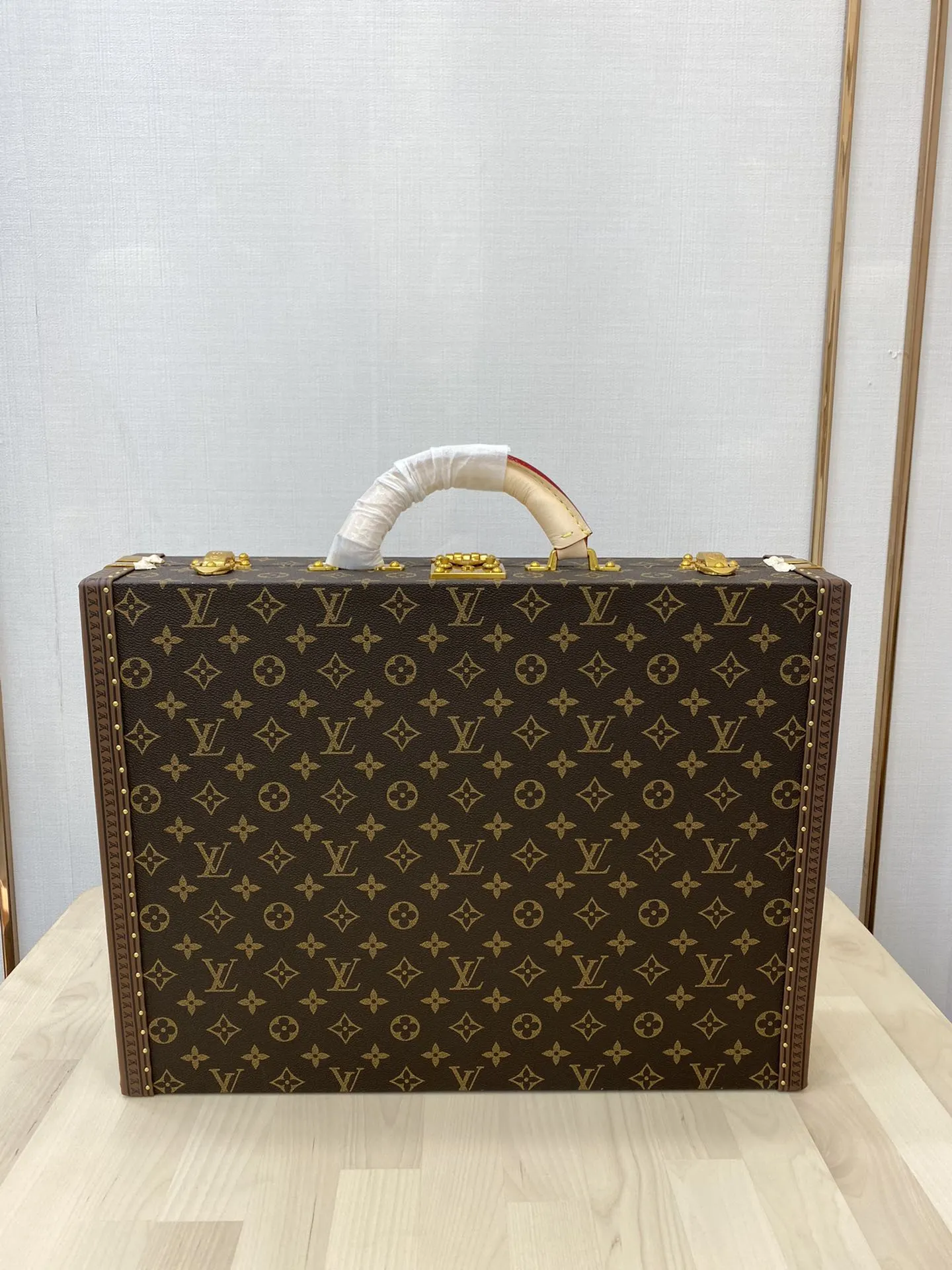 金色 Damier 它 一个舒適的真皮手把和一个地址标签 手提包 通勤手提款