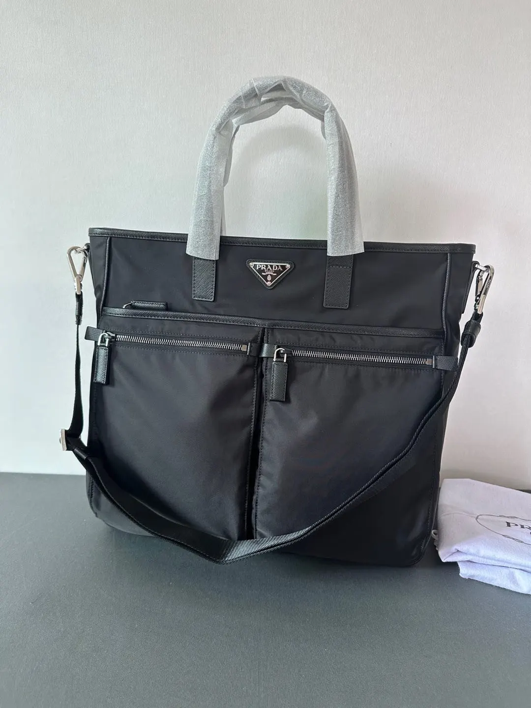 Prada 牛皮 纯 功能性Re Nylon再生尼龍与Safflano 托特包 大容量托特款