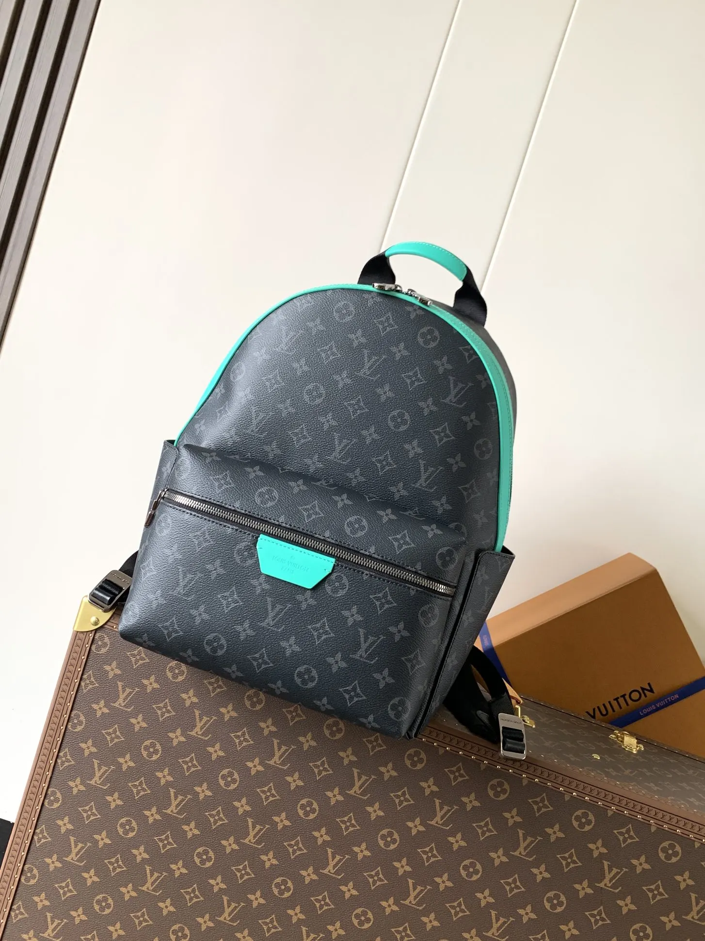 牛皮 外袋 拉链前袋和开口侧袋方便取放物品 内袋确保收納井 雙肩包 实用雙肩款