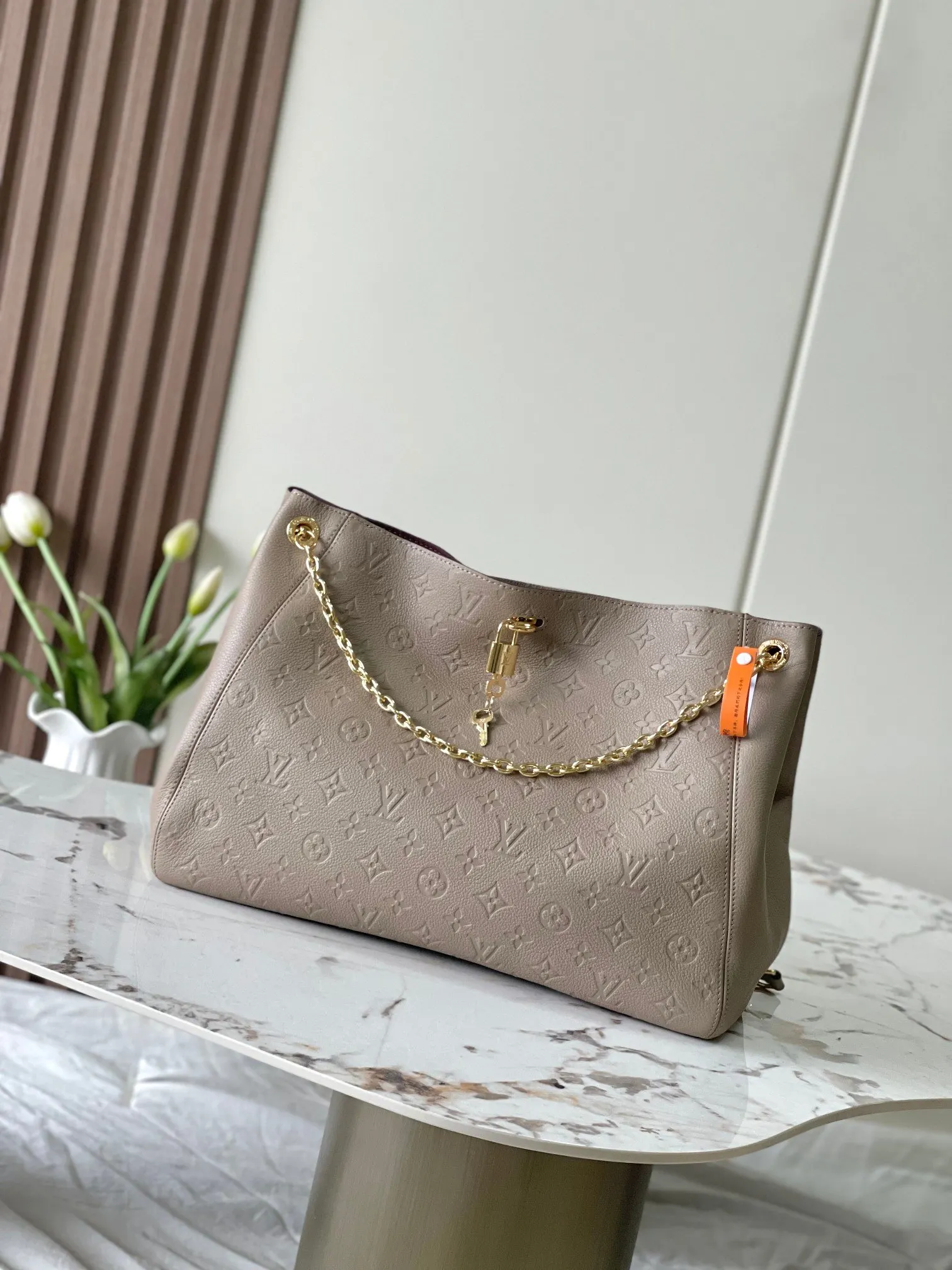 LV 牛皮 Anytime 中号手袋回溯诞生于 鏈條包 精致鏈條款