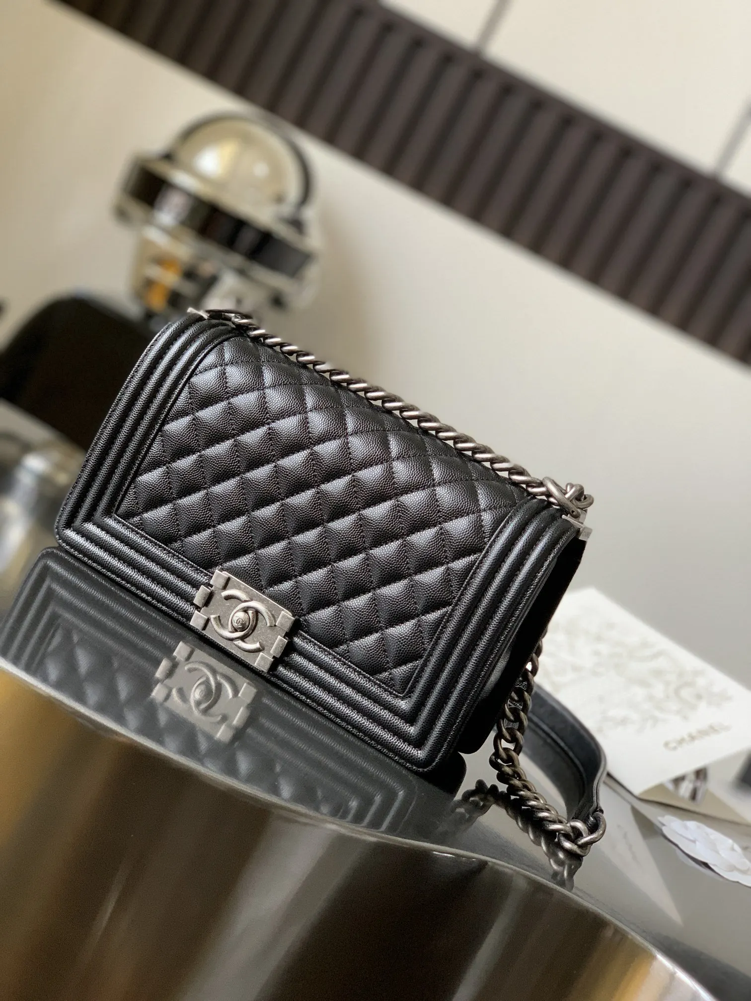 CHANEL 黑色魚子醬牛皮翻蓋鏈條包 雙肩背款