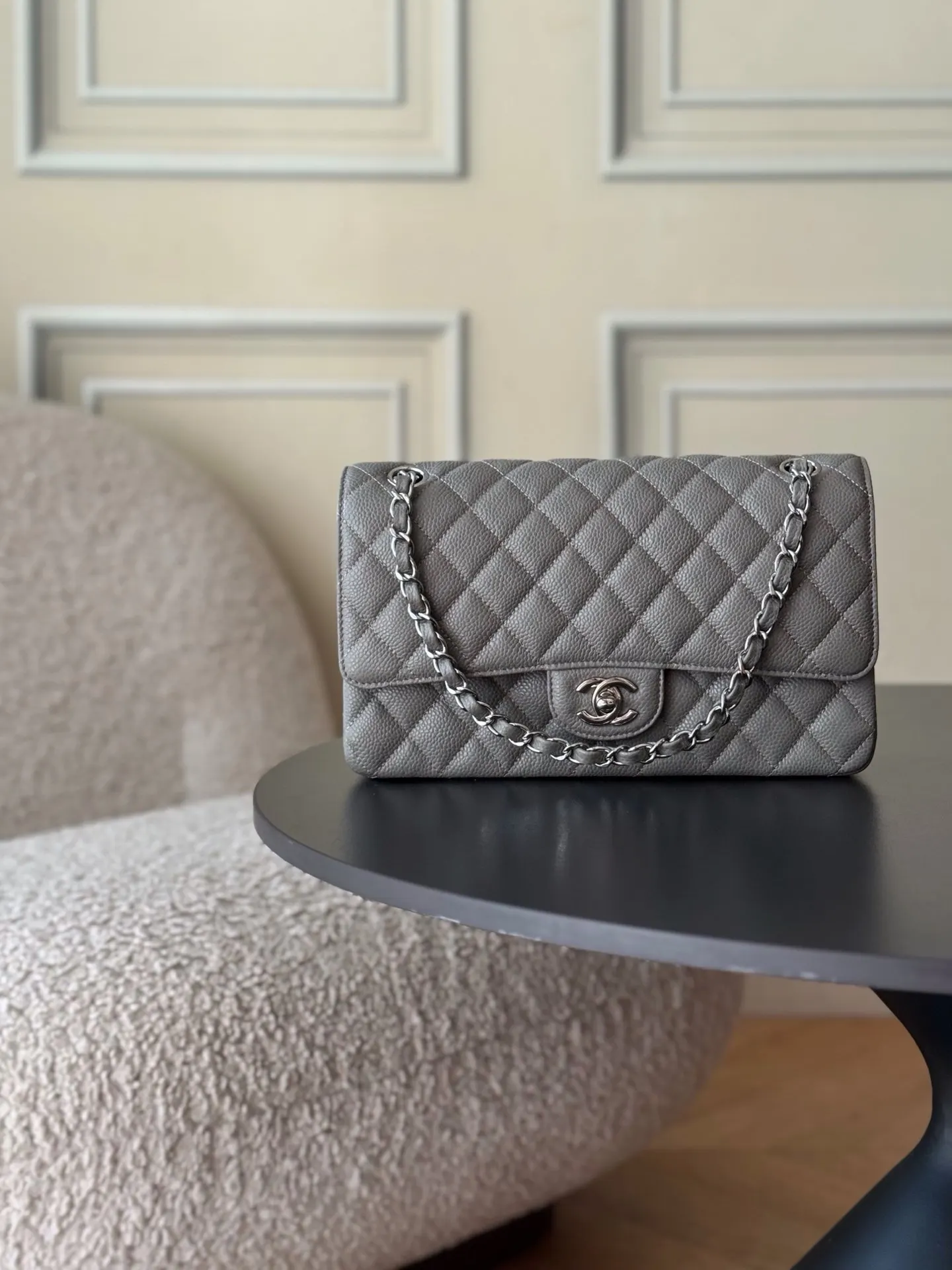 CHANEL 灰色魚子醬牛皮翻蓋鏈條包 金扣款