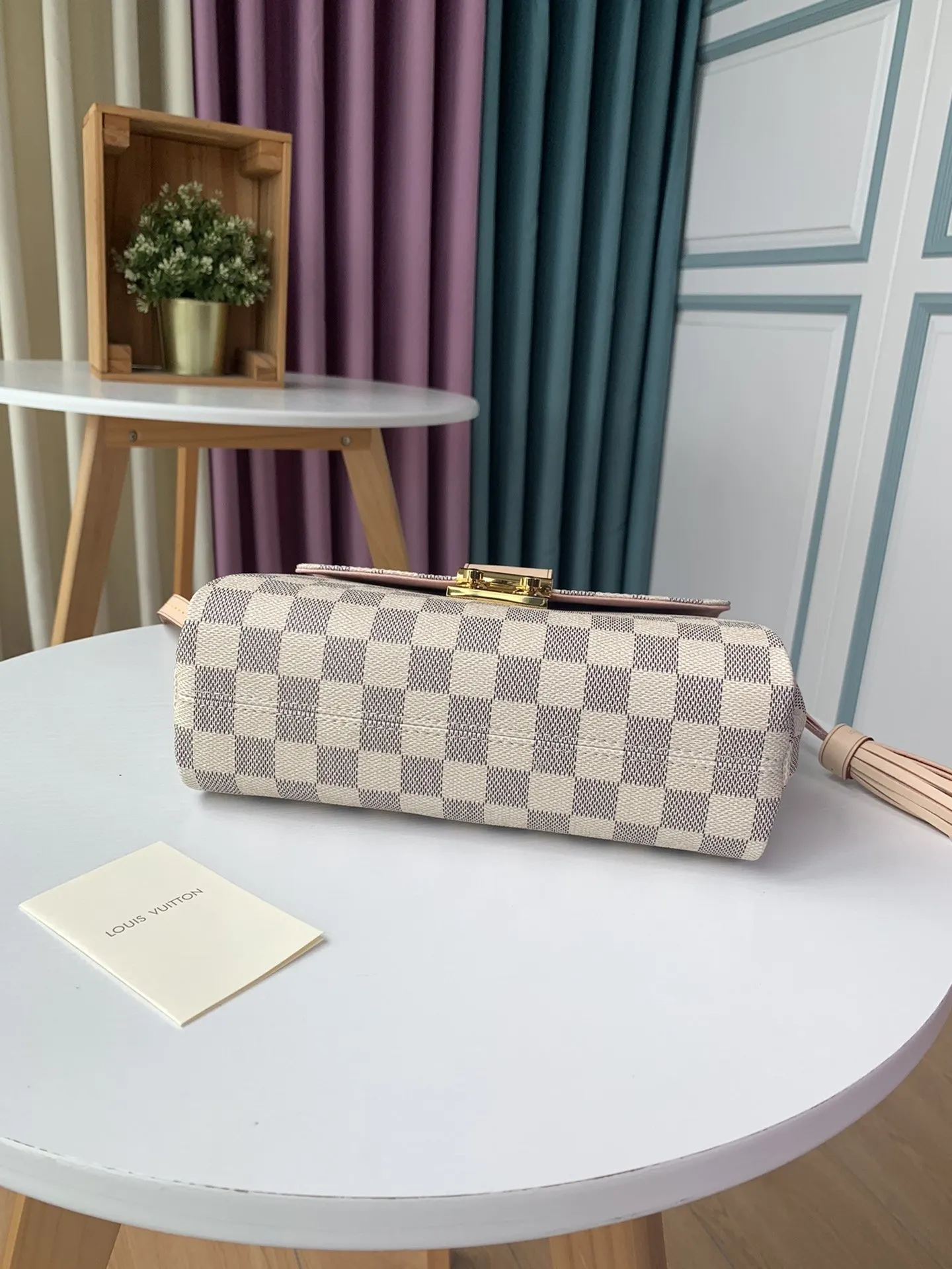 LV 品牌 精工之作 斜挎包 轻便斜挎款