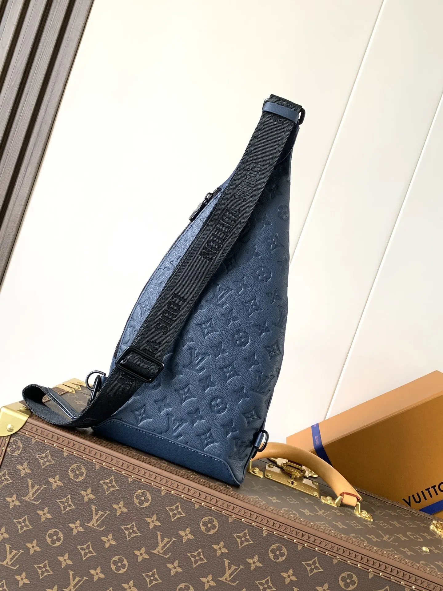 深蓝 牛皮 拉链侧袋可收纳智能 可拆卸收纳包方便取放物品 可调节 旅行收纳款