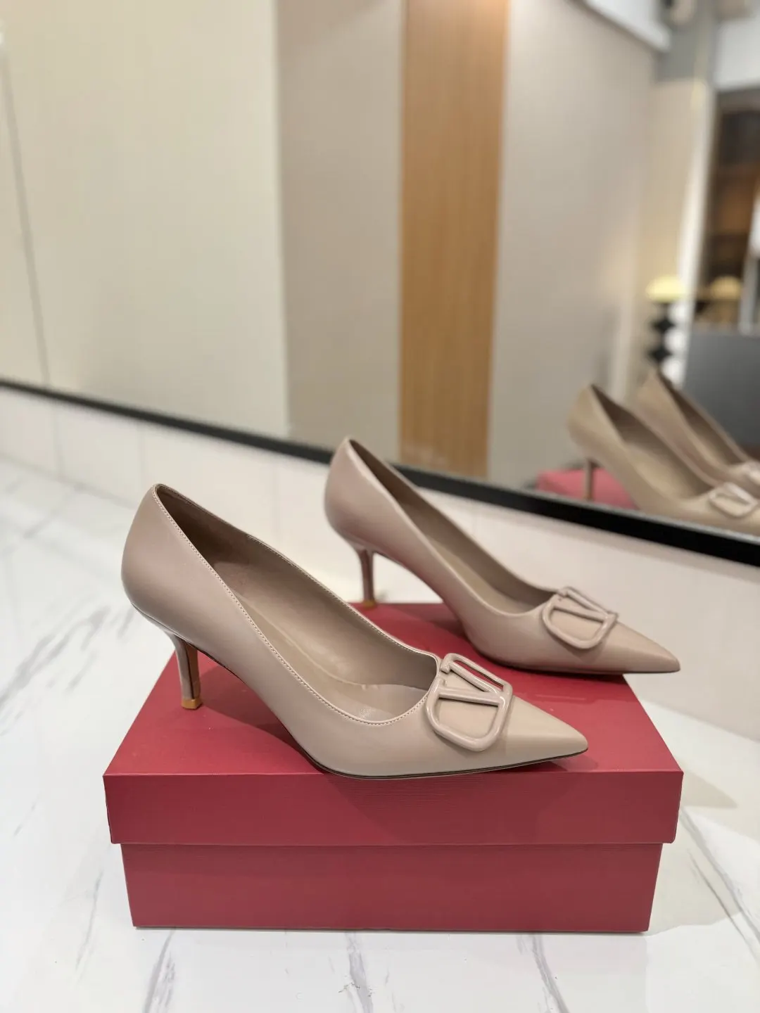 Valentino 金色 平底鞋 通勤约会款