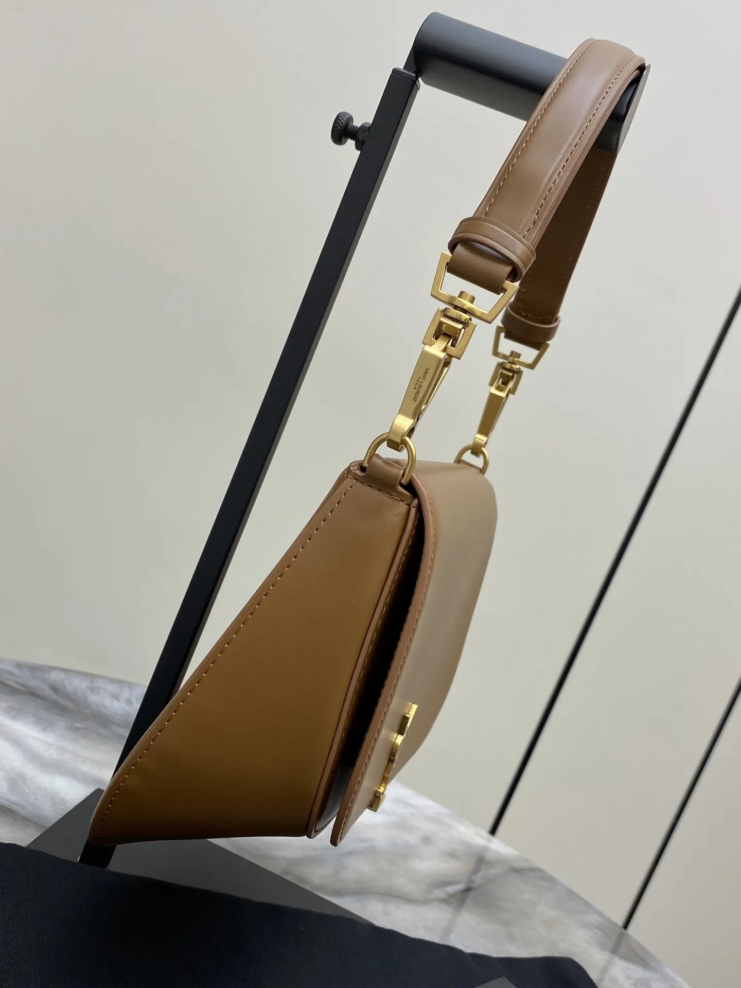 小牛皮 小牛皮材质细腻柔软 觸感极佳 尽显 之高 腋下包 復古腋下背款