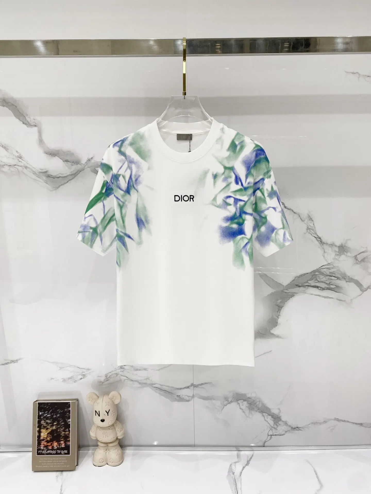 Dior black short-sleeved T-shirt, exquisite wear