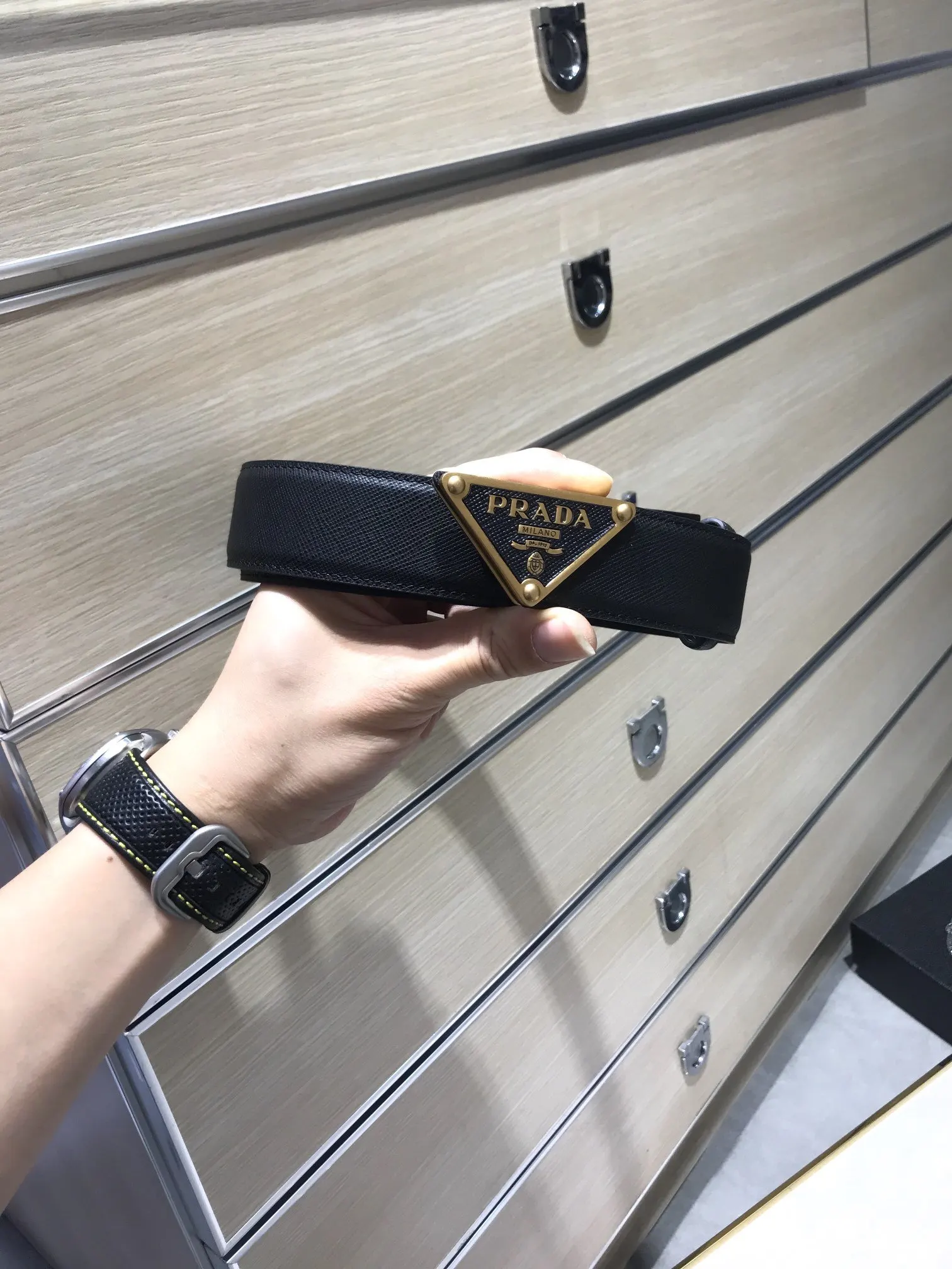 PRADA 牛皮 三角标 腰帶 通勤搭配款