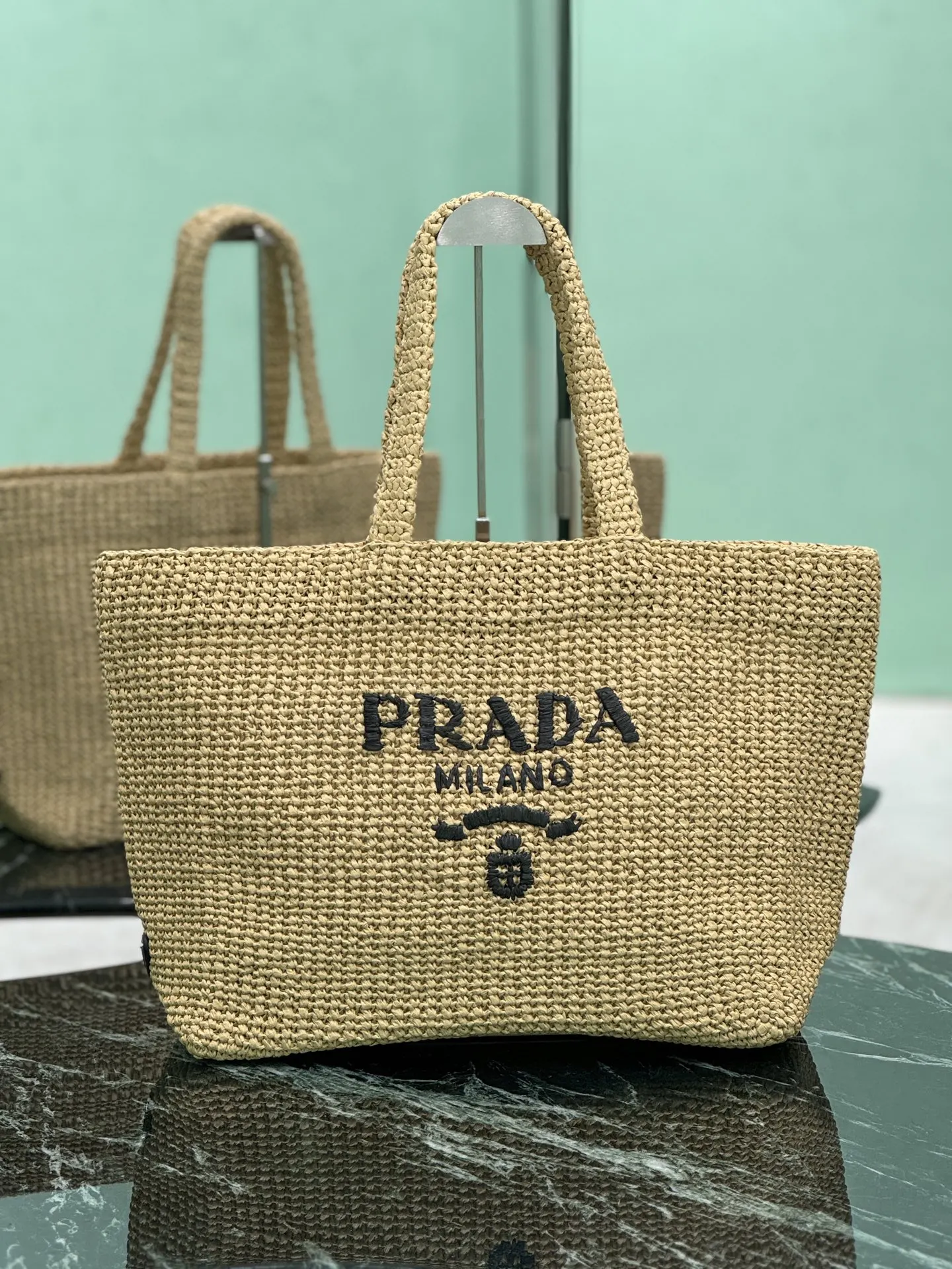 Prada 正面标志性的刻字徽标刺繡巧妙点缀廓形 托特包 大容量托特款