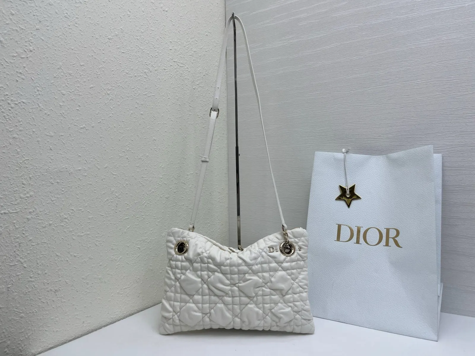 Dior 突显饰以蓬蓬超大藤格纹的新材质 为經典图案注入立体风 鏈條包 精致鏈條款