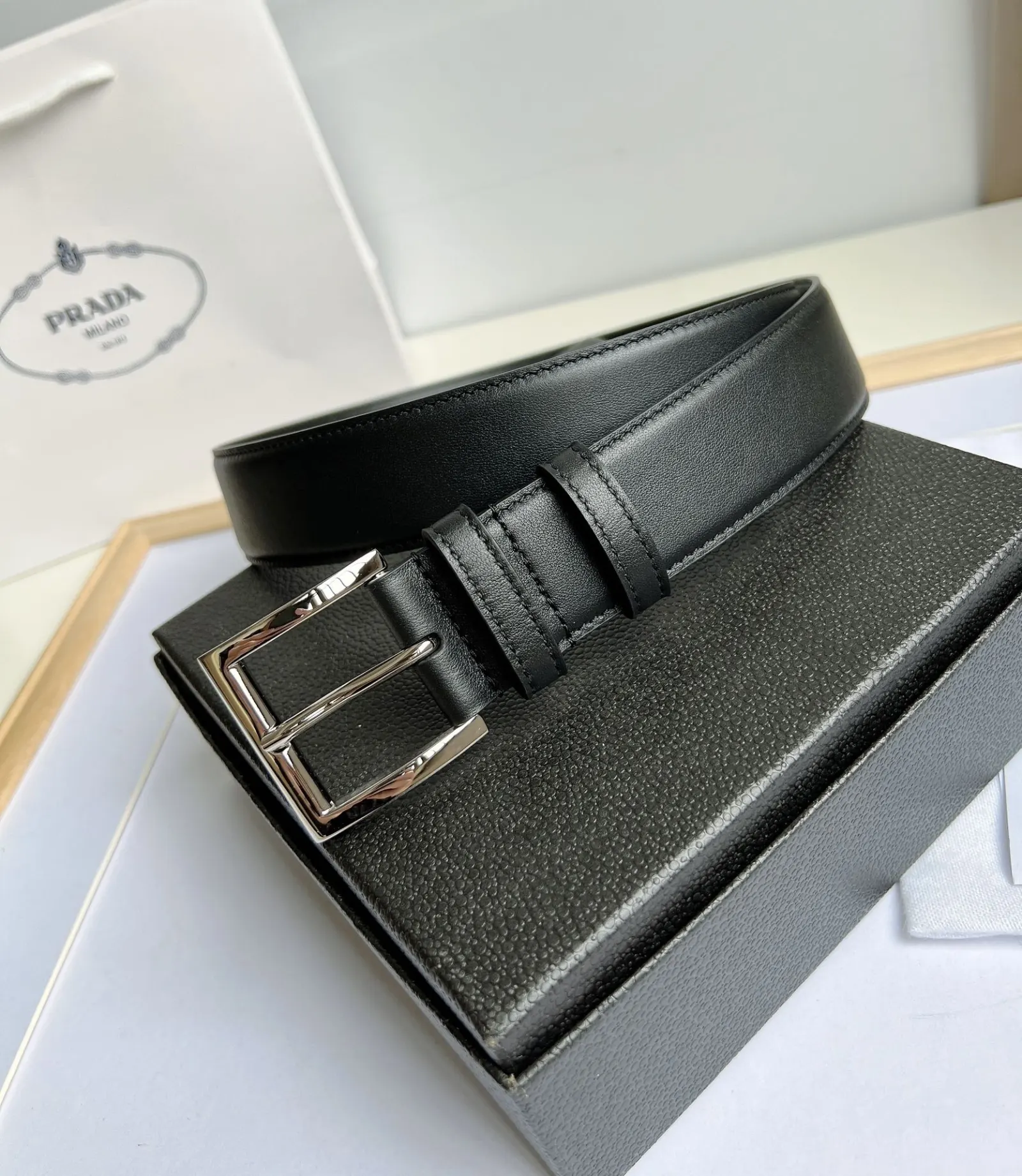 PRADA 皮革 三角标 腰帶 通勤搭配款