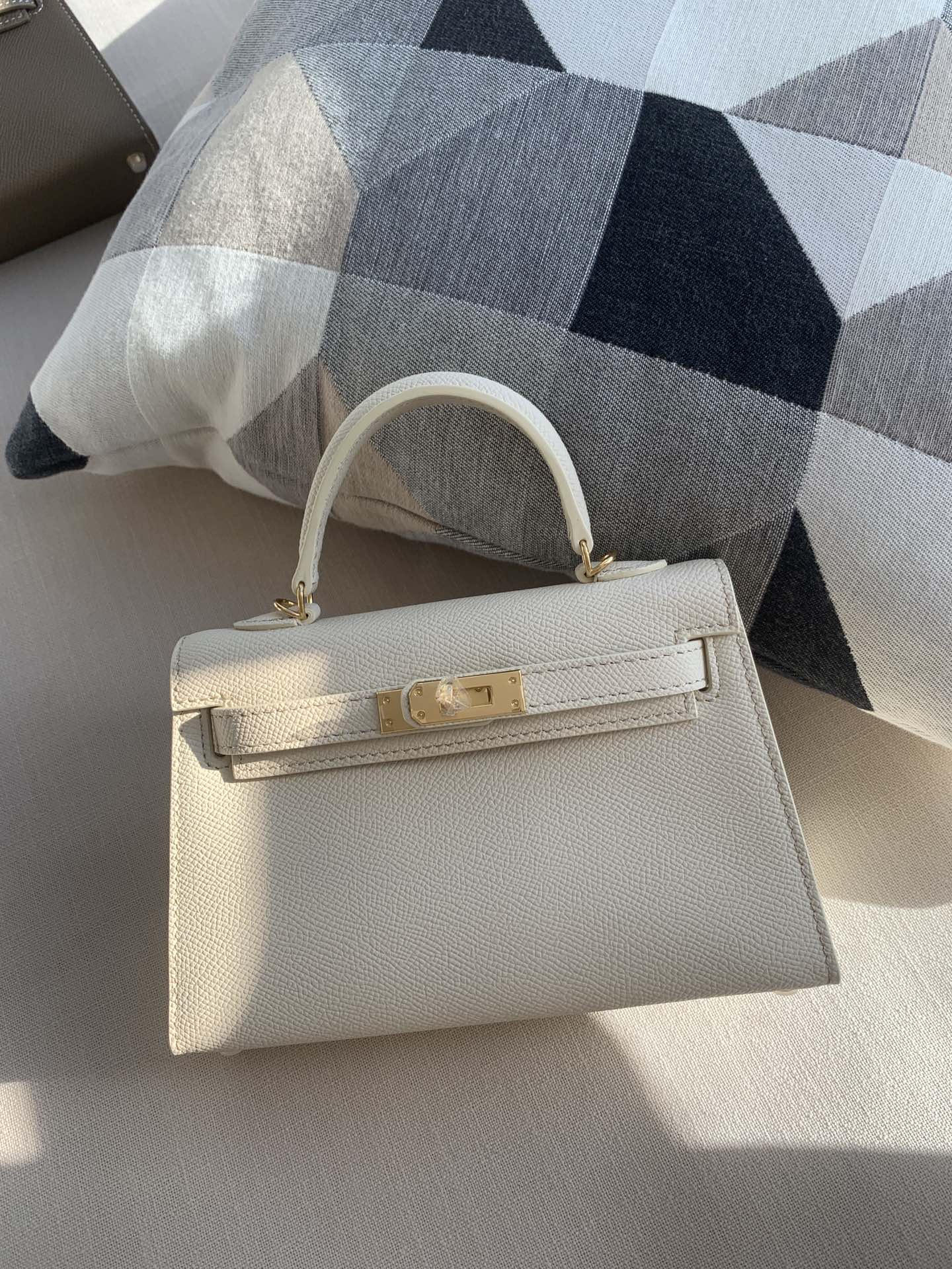 Hermes Mini Kelly 奶昔白 Epsom掌纹牛皮 斜背包 19cm 經典款