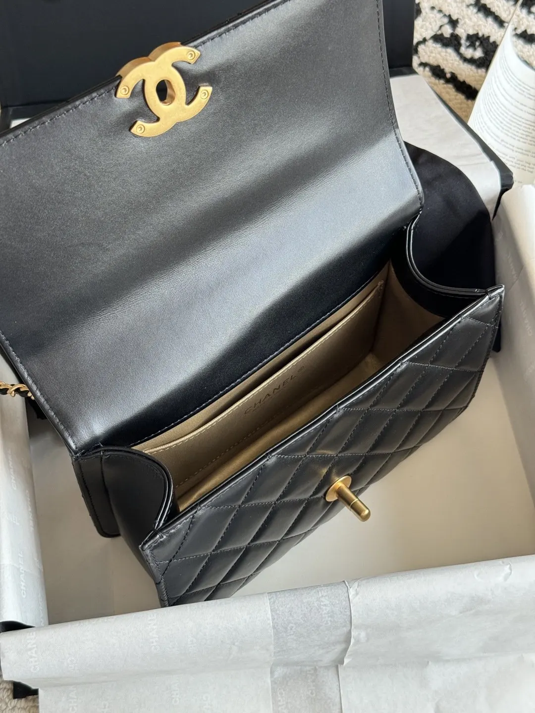 金色 牛皮 ❒ 双金珠系列 标志性特征是鏈條两端的金色金 鏈條包 精致鏈條款(數字9) 金色 牛皮 ❒ 双金珠系列 标志性特征是鏈條两端的金色金 鏈條包 精致鏈條款(數字9)