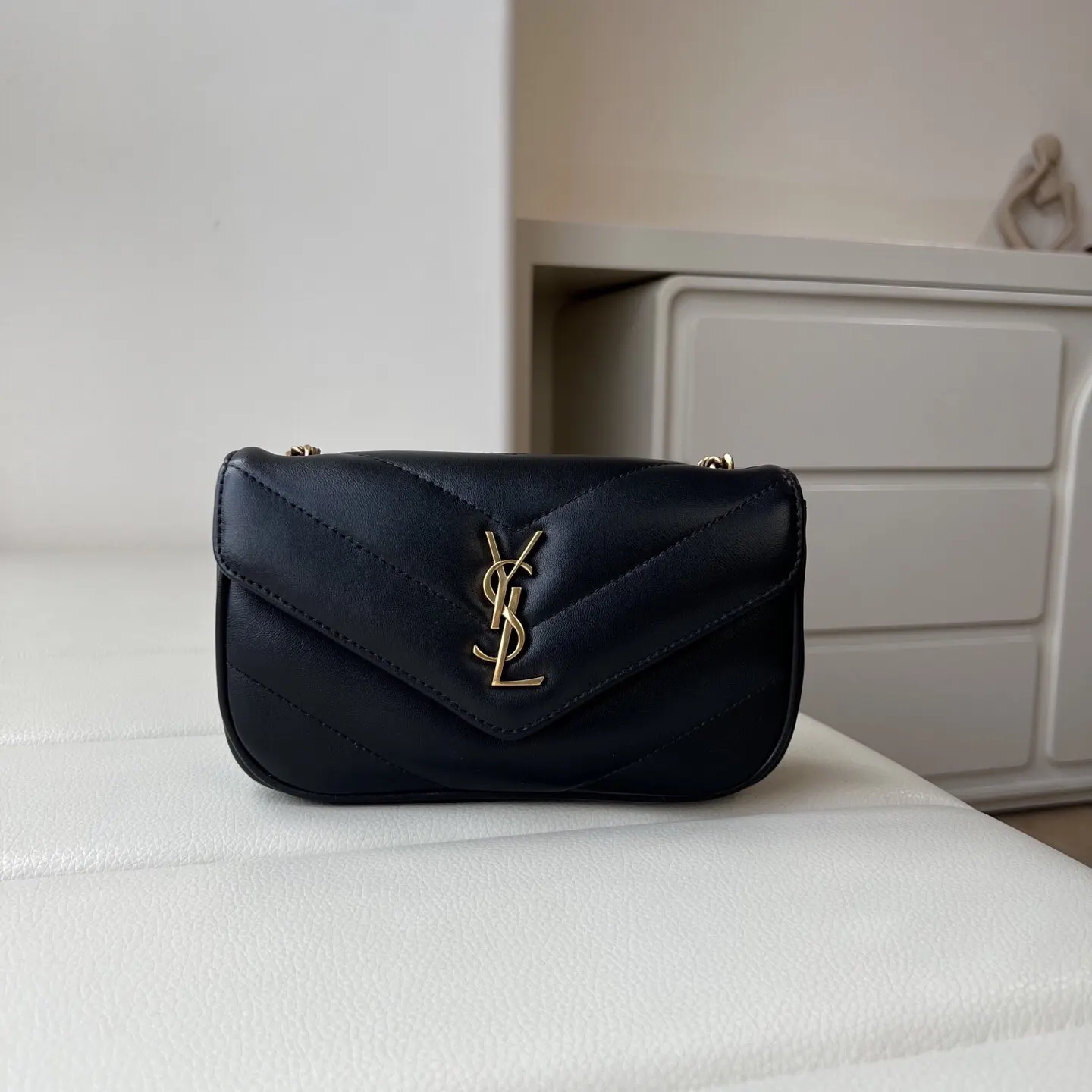 羊皮 迷你 LOULOU小羊皮链条包 饰以经典V形绗缝明 精致链条款