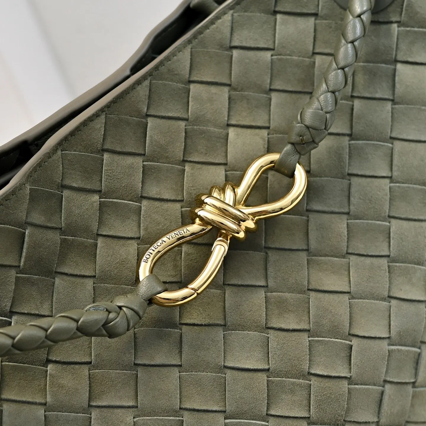 Bottega Veneta 麂皮 斜挎包 轻便斜挎款