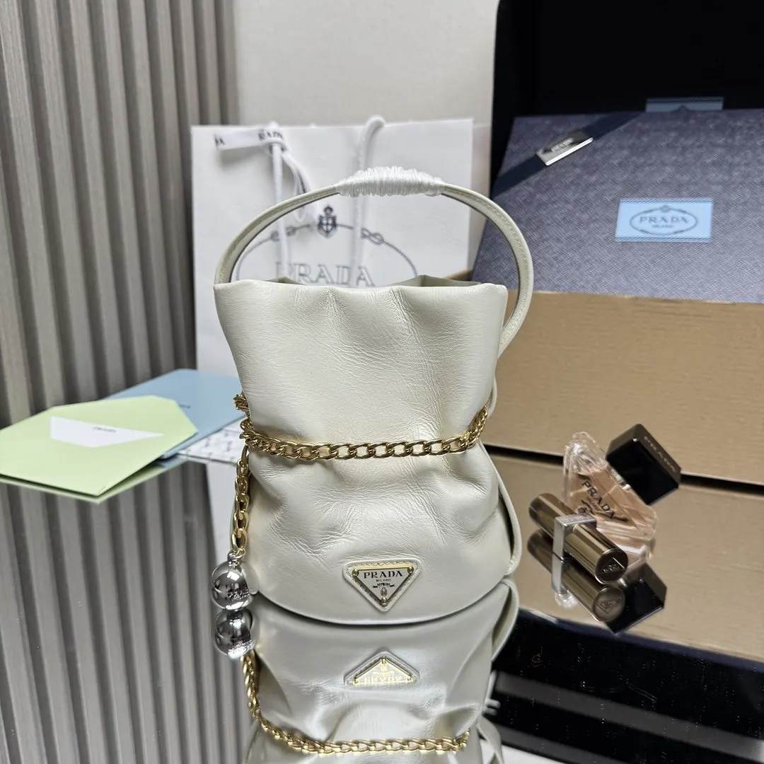 羊皮 走秀款 发财小水桶 发财小水桶采用进 水桶包 休閒水桶款