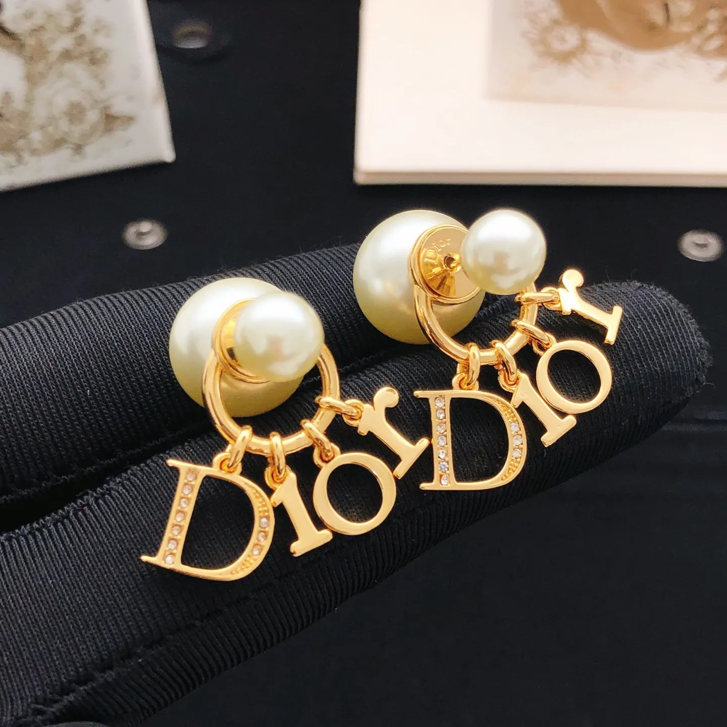Dior 金色 珍珠 字母 耳钉 小巧点缀款