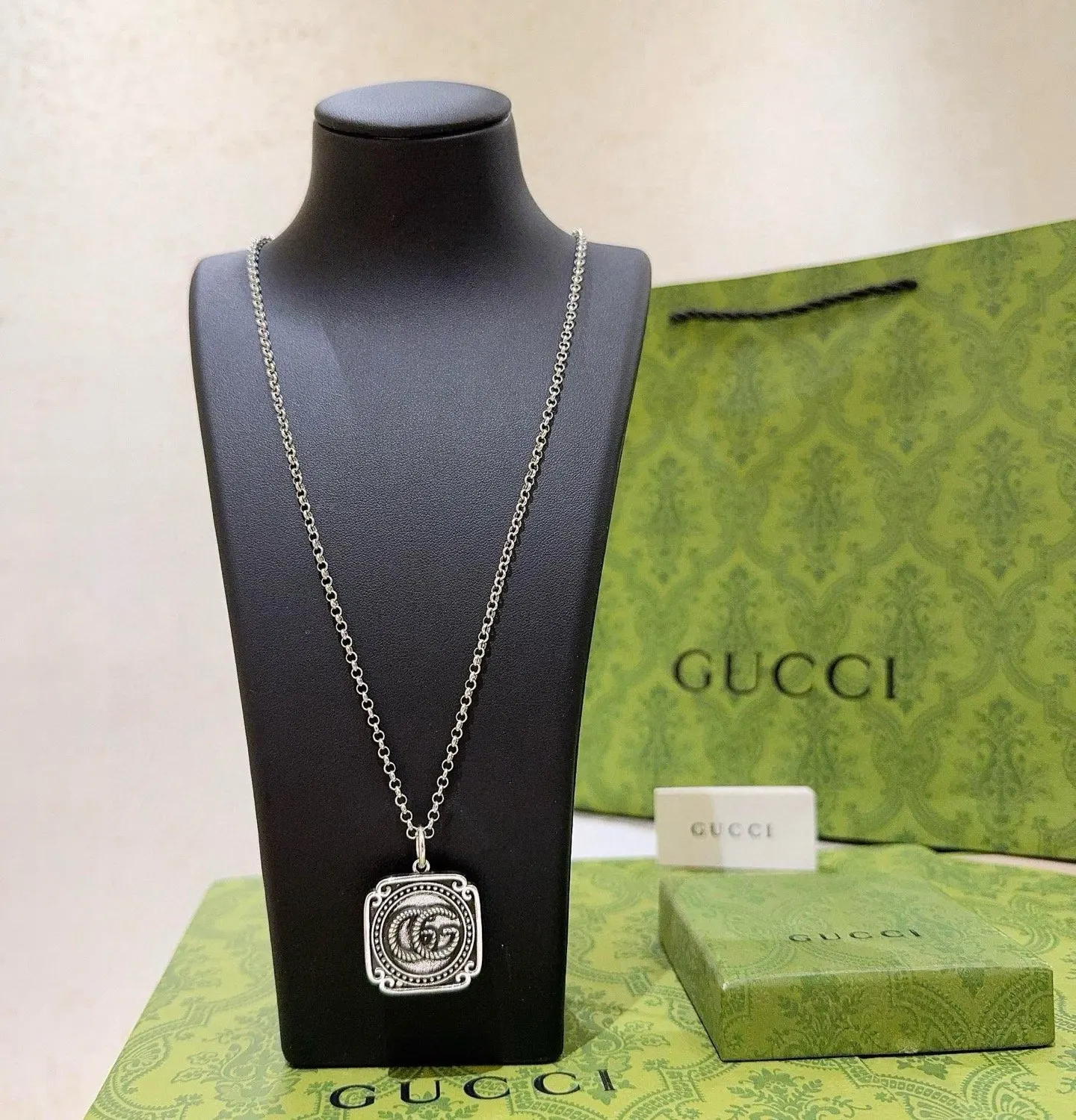 Gucci chain bag, shoulder messenger 26