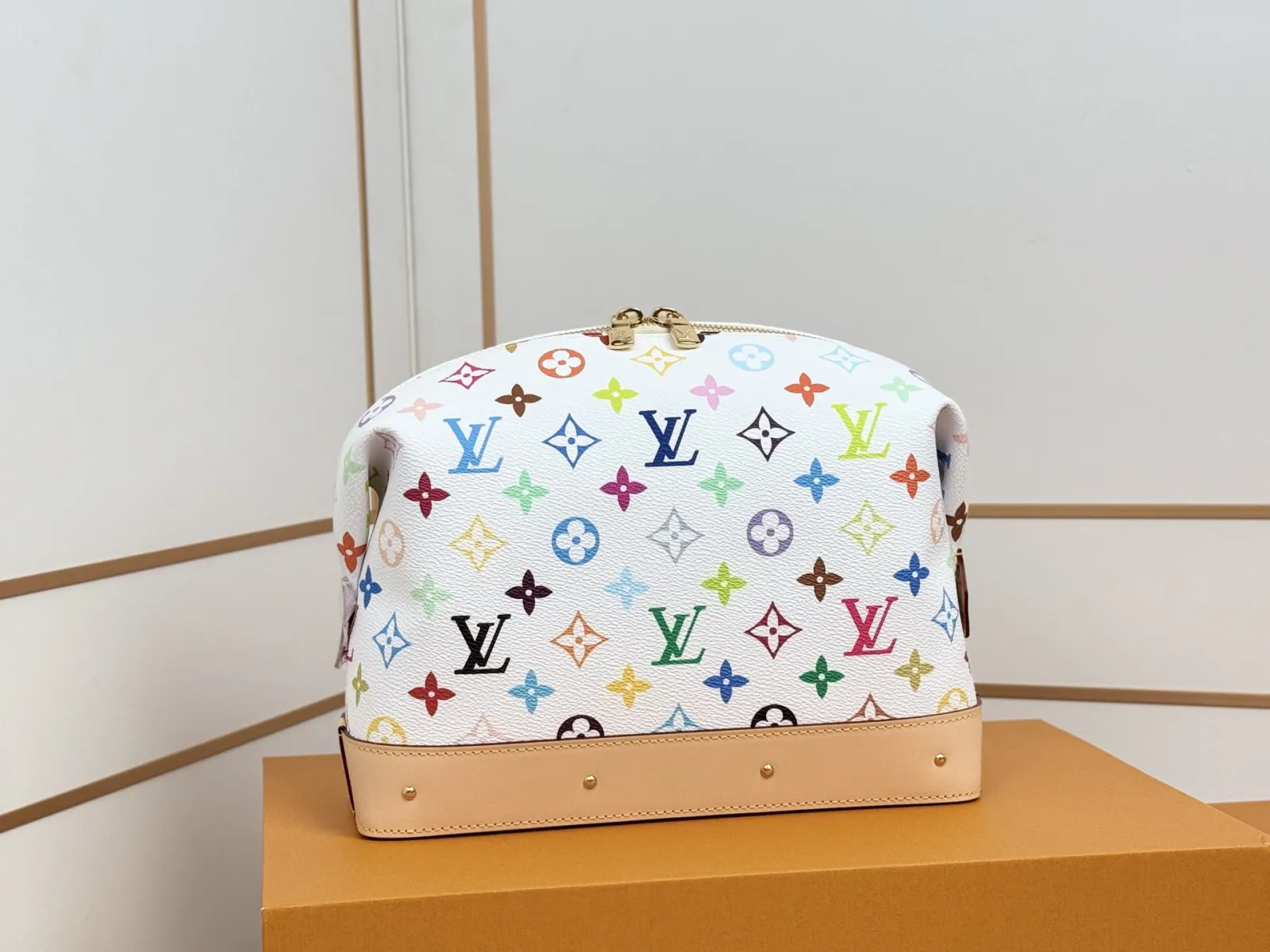 牛仔 牛皮 充裕空间可容纳化妆品及个人小巧物品 成就旅行良伴