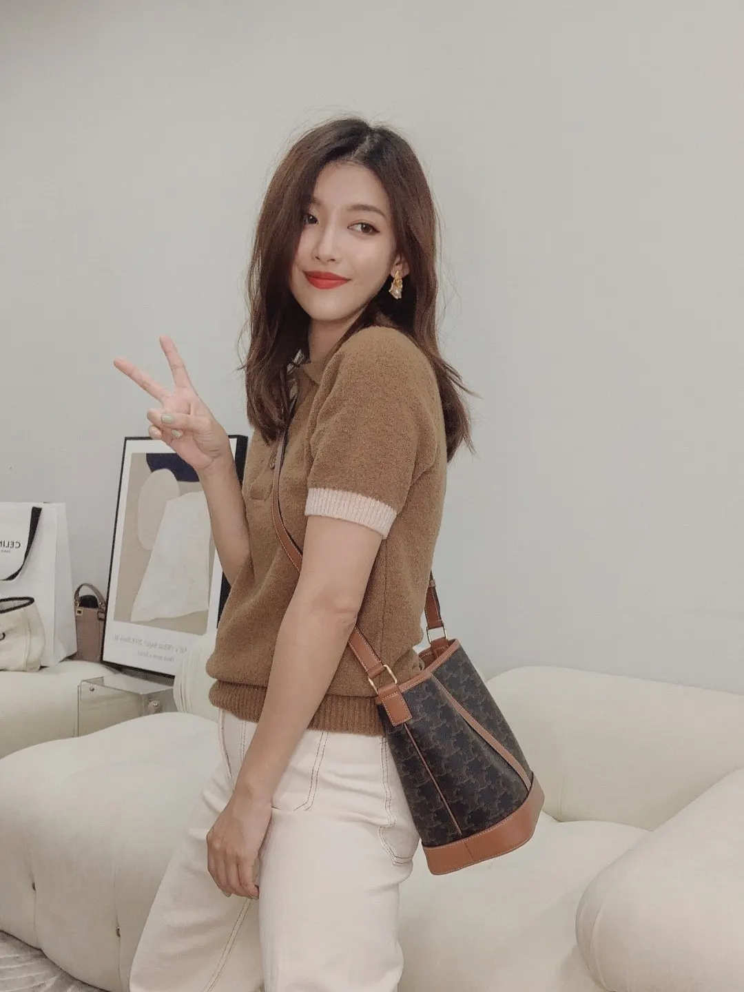 Celine 轻轻松松现在的真是美炸了 实力出圈 太好看了 斜挎肩 水桶包 休閒水桶款