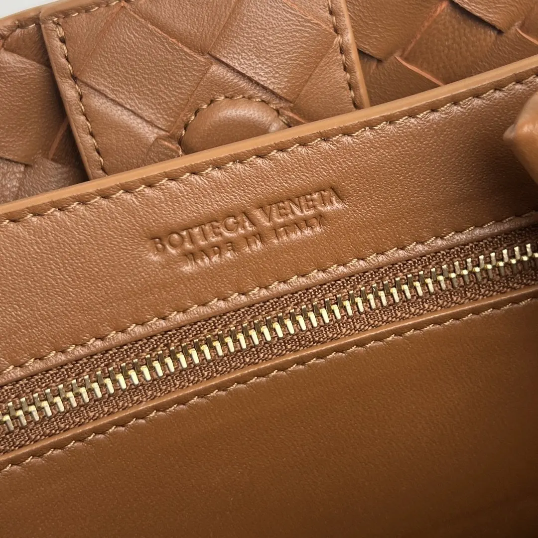 Bottega Veneta 金色 羊皮 斜挎包 轻便斜挎款