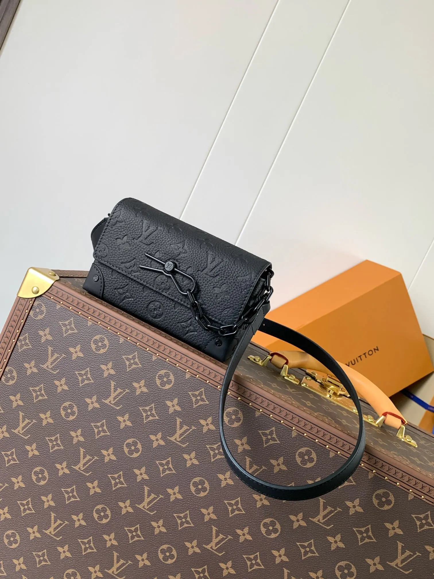 LV 黑色壓紋鏈條相机包 斜挎款