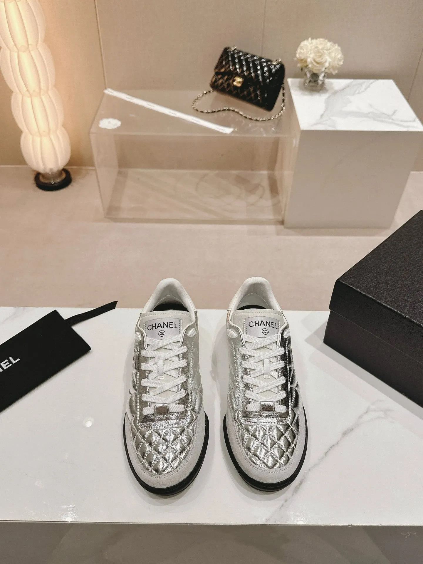 CHANEL 銀灰色羊皮休閒鞋 轻便款