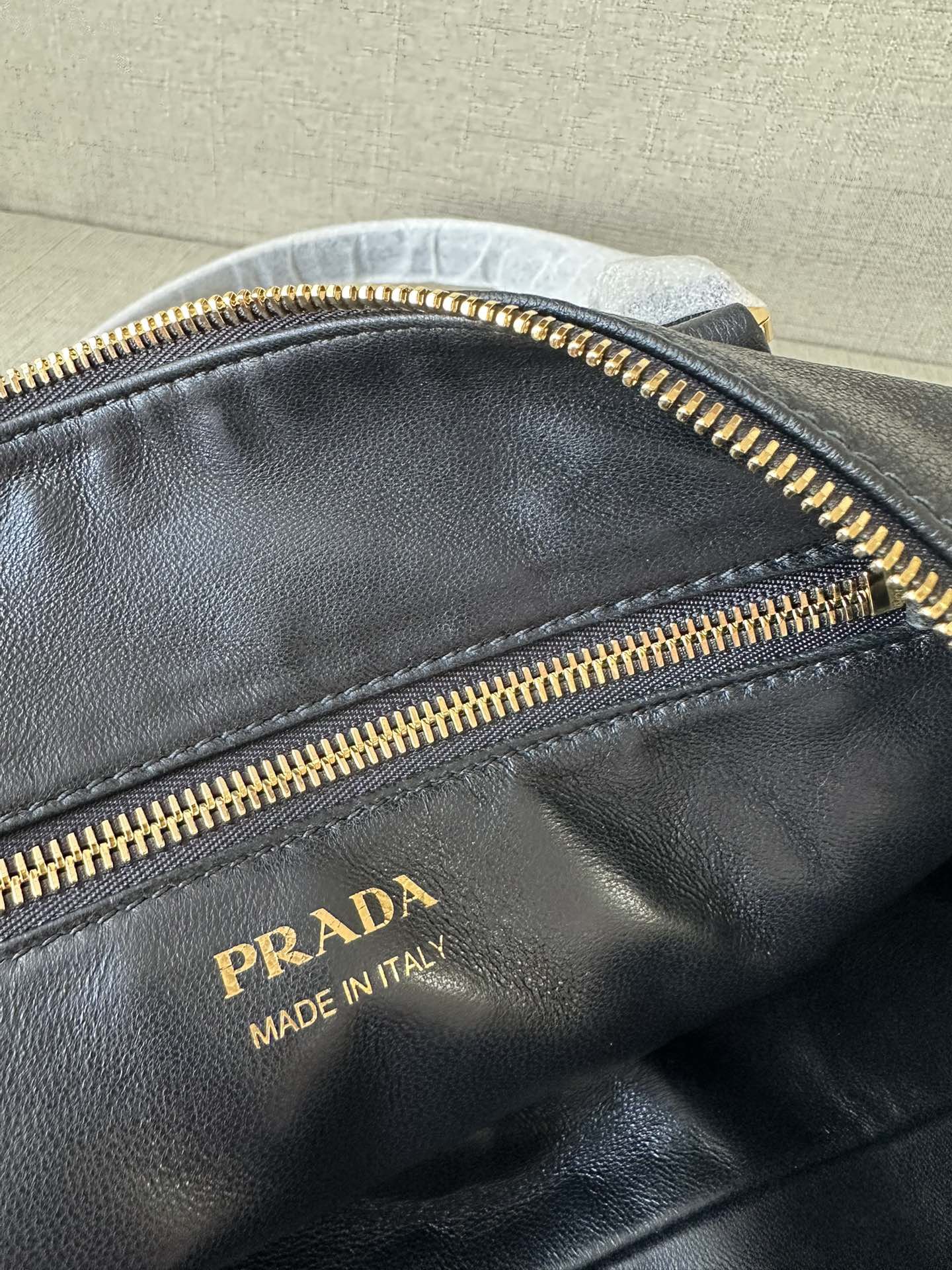 Prada 金色 牛皮 意大利进口牛皮 单肩包 日常单肩背款