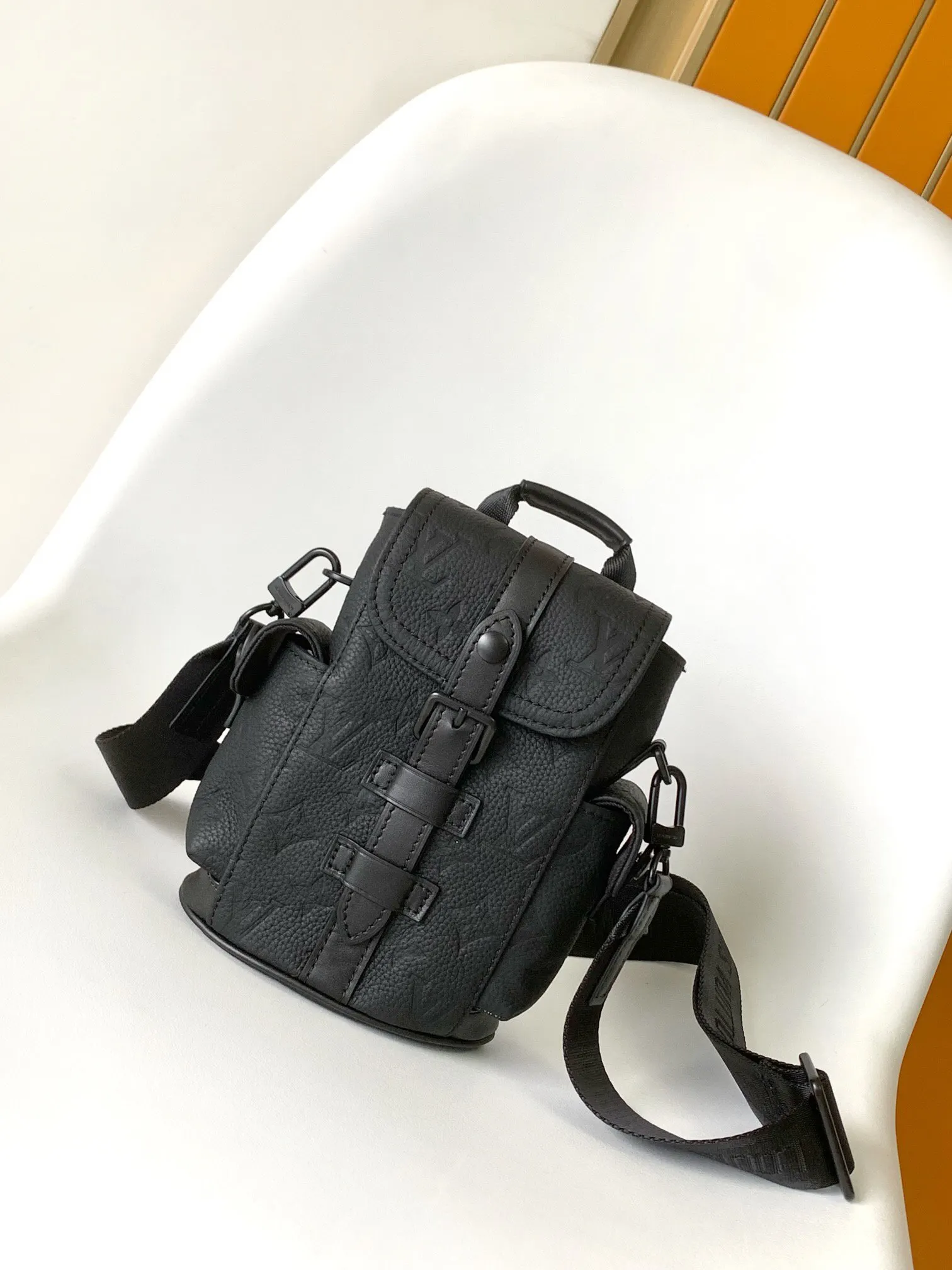 LV 牛皮 可拆卸肩带与 形环增添斜挎选择 亦可作單肩包 雙肩包 实用雙肩款