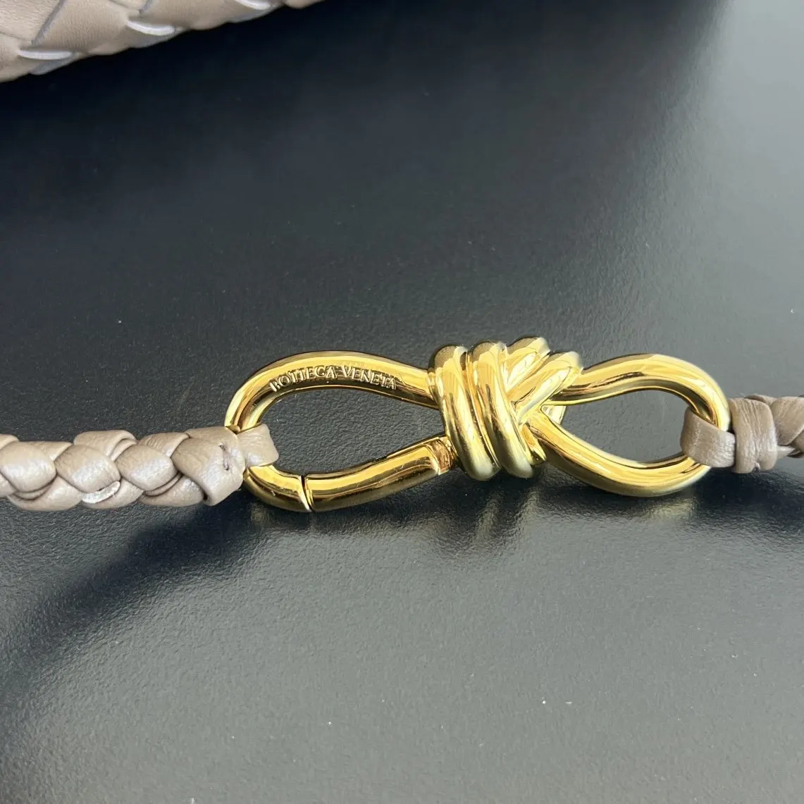 Bottega Veneta 金色 羊皮 斜挎包 轻便斜挎款