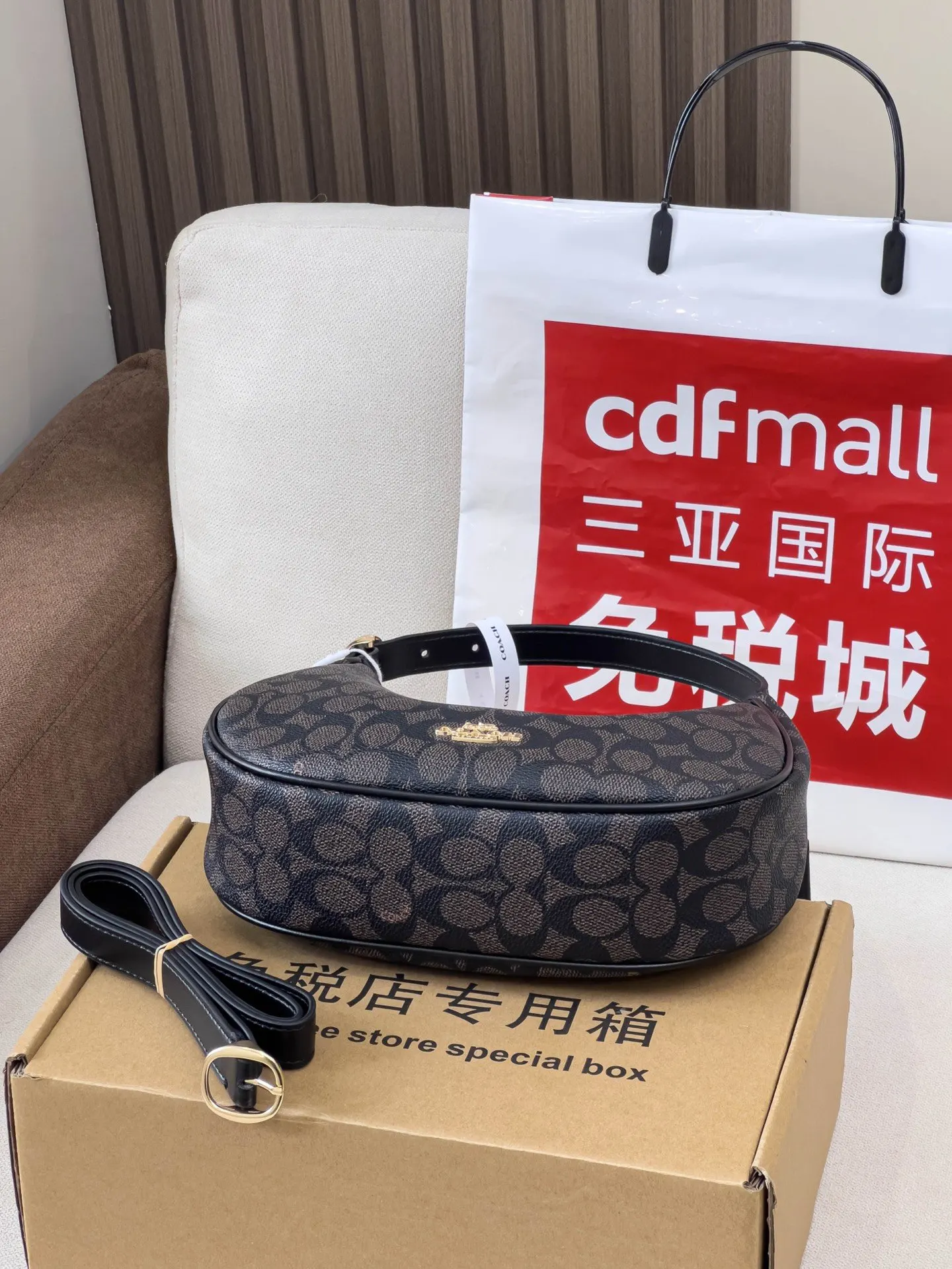 Coach 图片 女士月牙包 Emily 腋下包 復古腋下背款