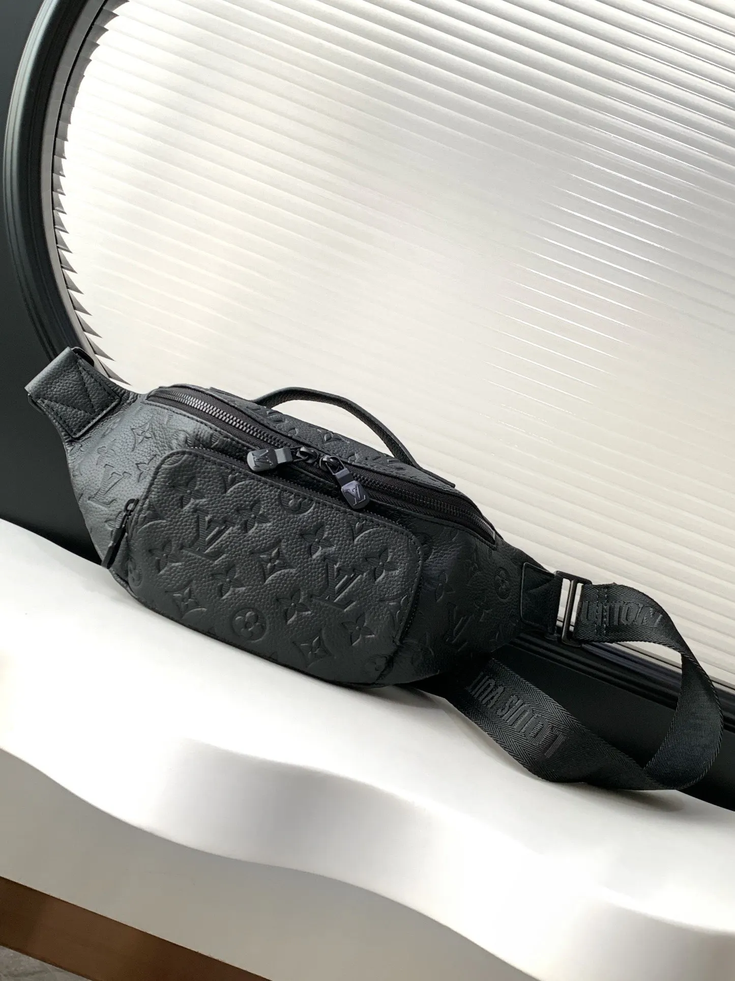 黑色 牛皮 贴身构型方便取放主隔层物品 可调节背带实现系腰 